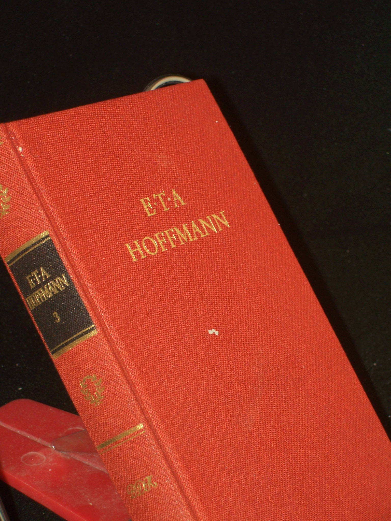 Artikelbild 1 des Artikels “Lebensansichten des Katers Murr : nebst fragmentar. Biographie d. Kapellmeisters Johannes Kreisler in zufälligen Makulaturblättern / hrsg. von E. T. A. Hoffmann “