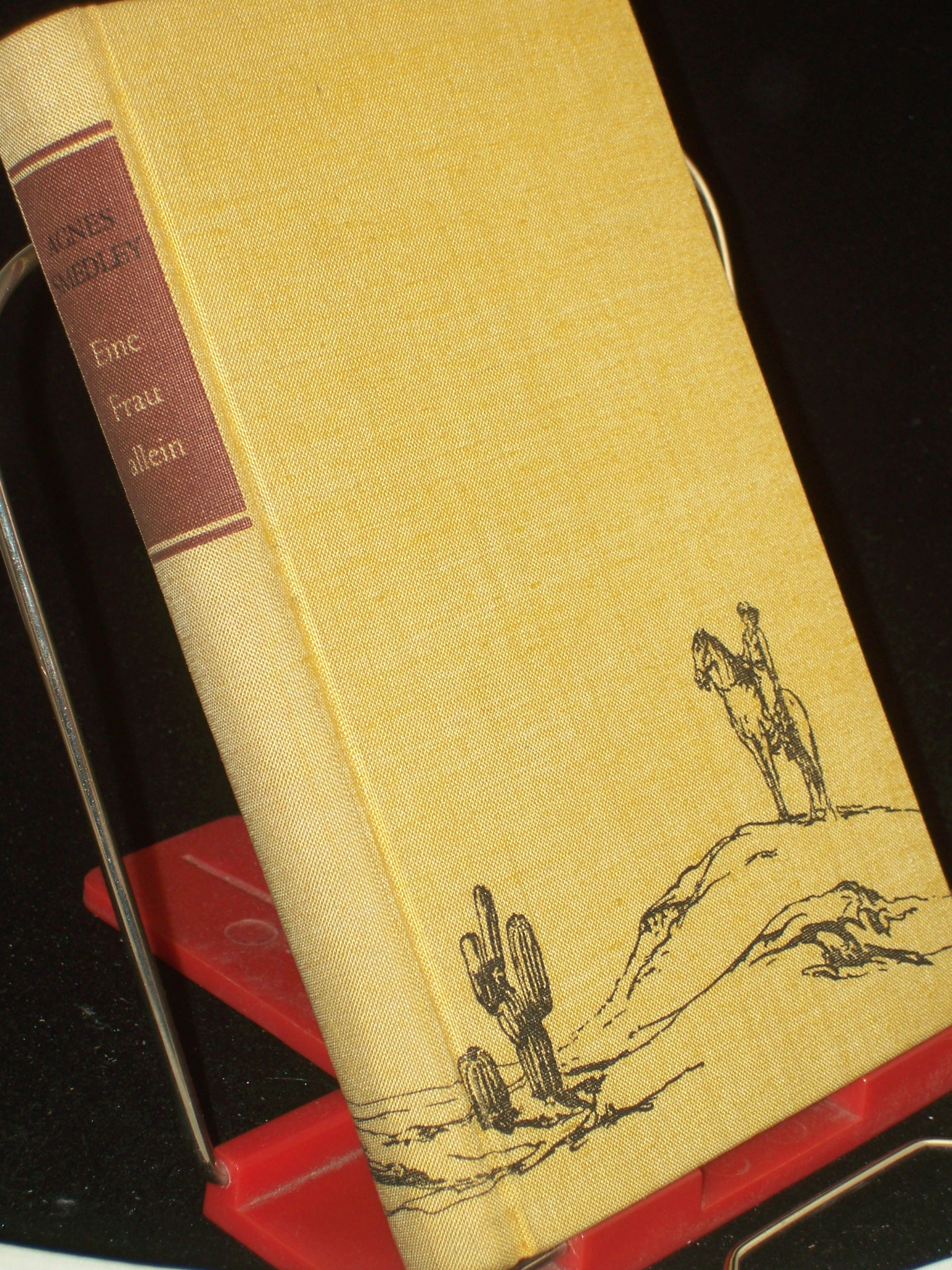 Artikelbild 1 des Artikels “Eine Frau allein : Mein Lebensroman / Agnes Smedley. Aus dem f.d. dt.
Ausg. von d. Verf. korrig. u. mit Zusätzen vers. amerikan. Ms.
übers. von Julian Gumperz “