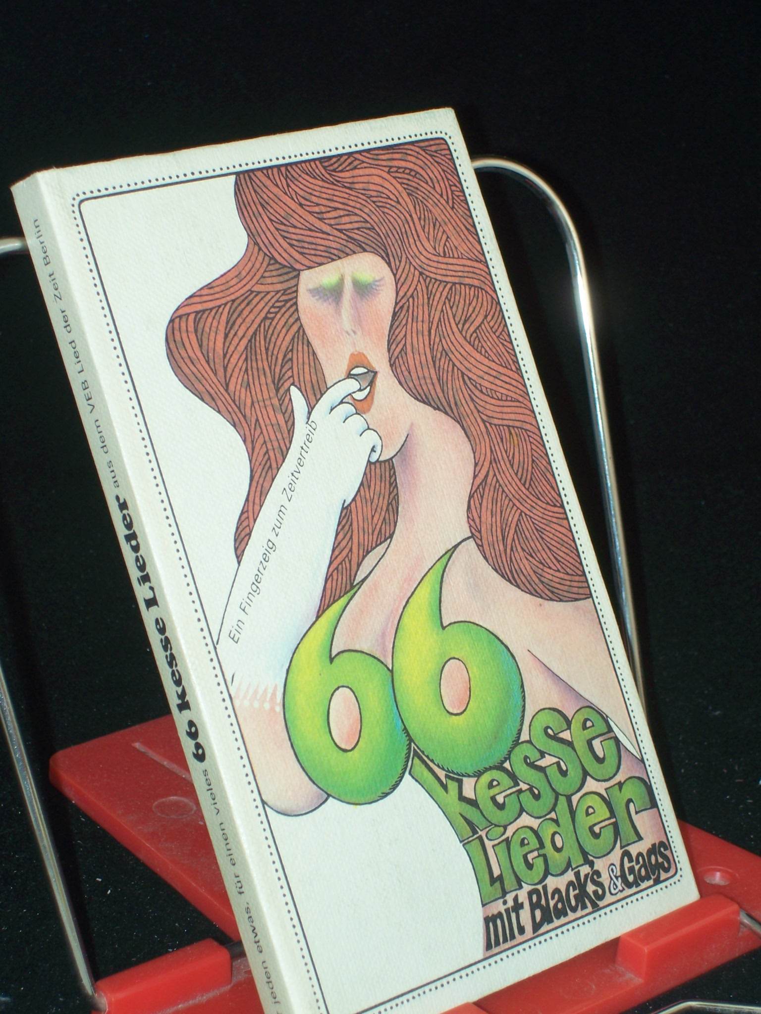 Artikelbild 1 des Artikels “66 Sechsundsechzig kesse Lieder mit Blacks und Gags : e. Taschenbuch für alle unernsten Anlässe / aus Schubfächern u. Fundgruben gezogen von Christel Popki u. Helmuth Hinnergk. Eingerichtet u. ins rechte Licht gerückt von Detlev Schüler “