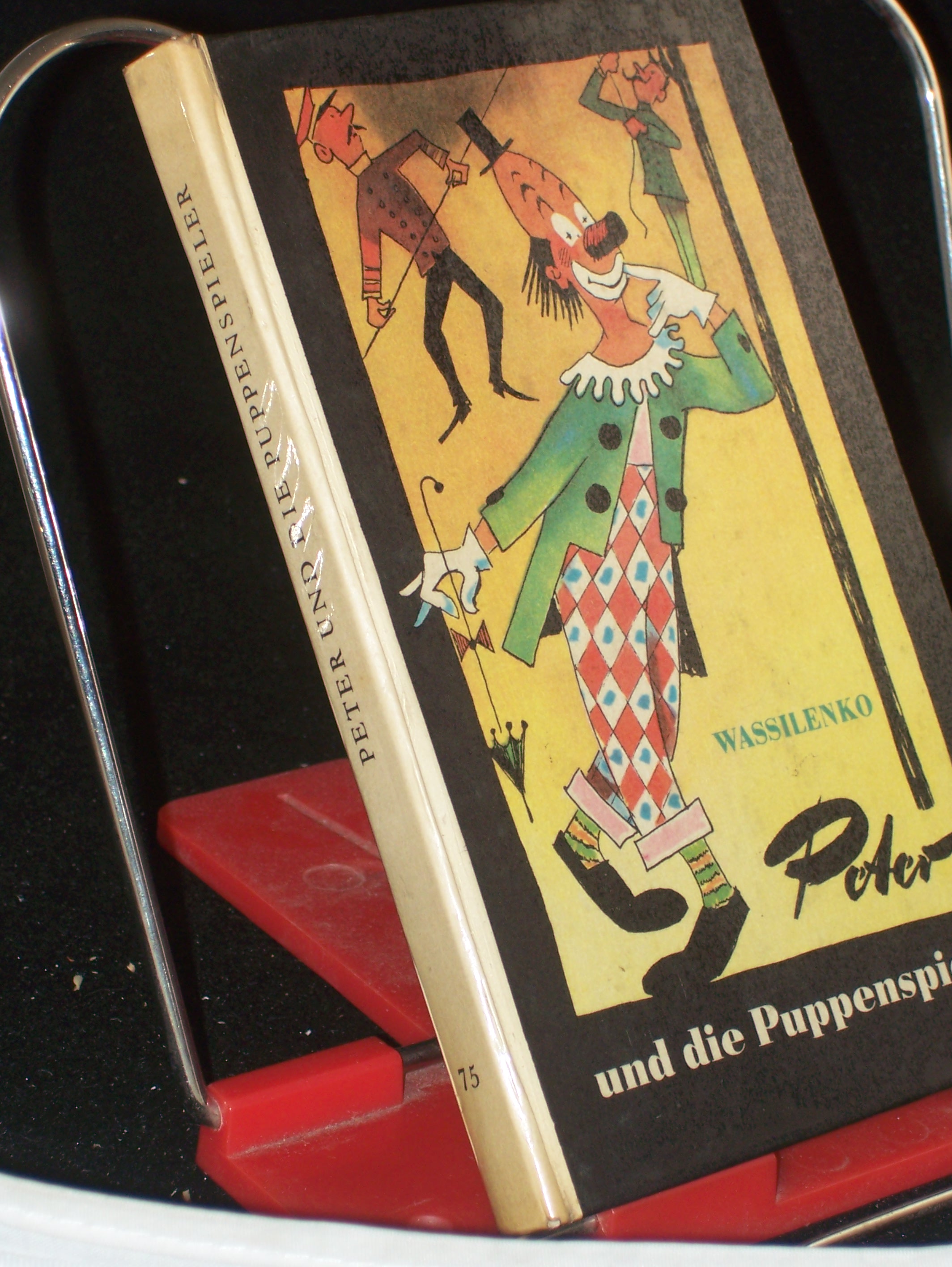 Artikelbild 1 des Artikels “Peter und die Puppenspieler / I. D. Wassilenko. [Übers. aus d. Russ. von Traute u. Günther Stein.] Ill. von Frans Haacken “