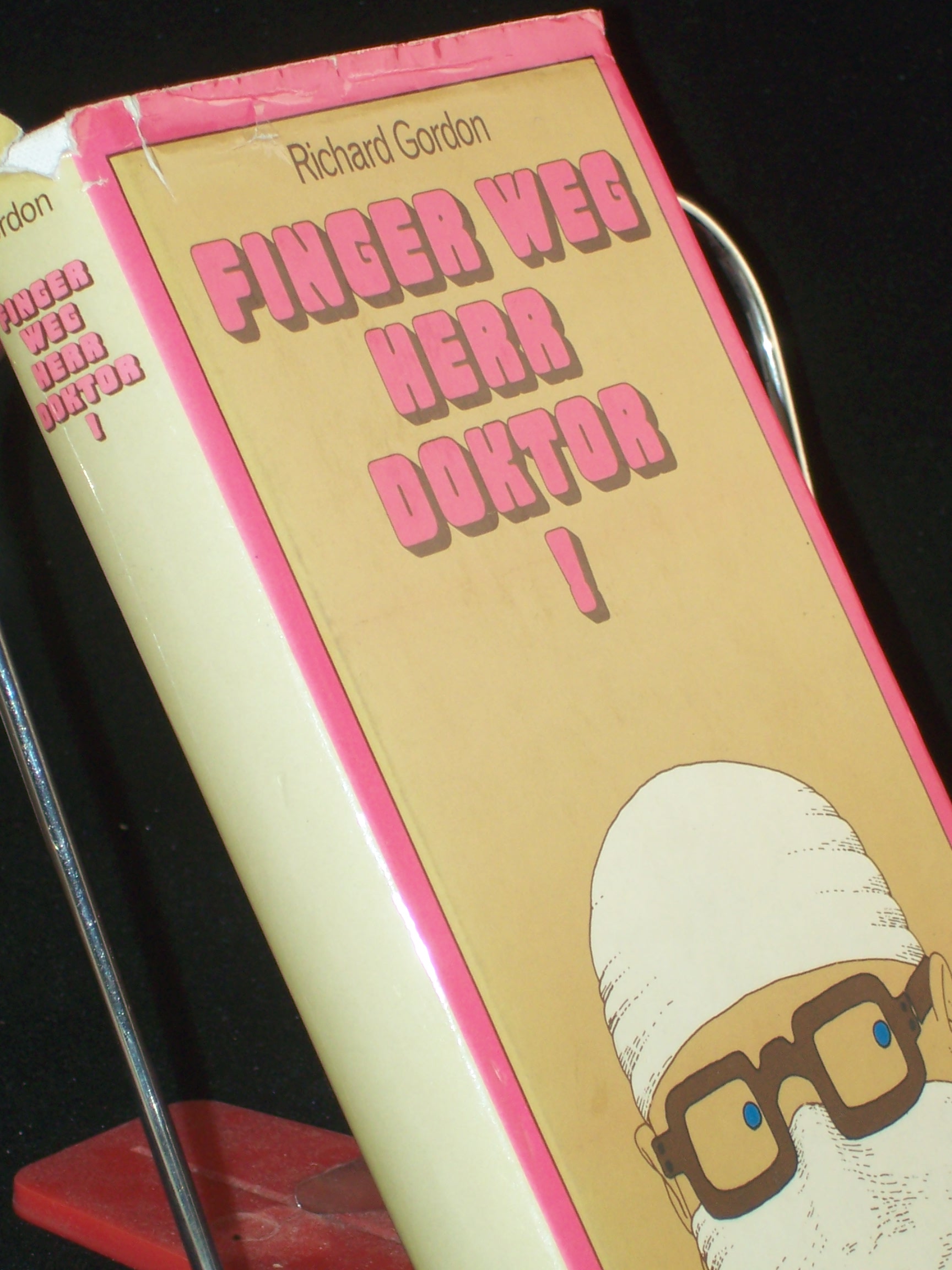 Artikelbild 1 des Artikels “Finger weg, Herr Doktor! : Roman / Richard Gordon. Dt. von Gerhard u.
Sylvia Kernthaler “