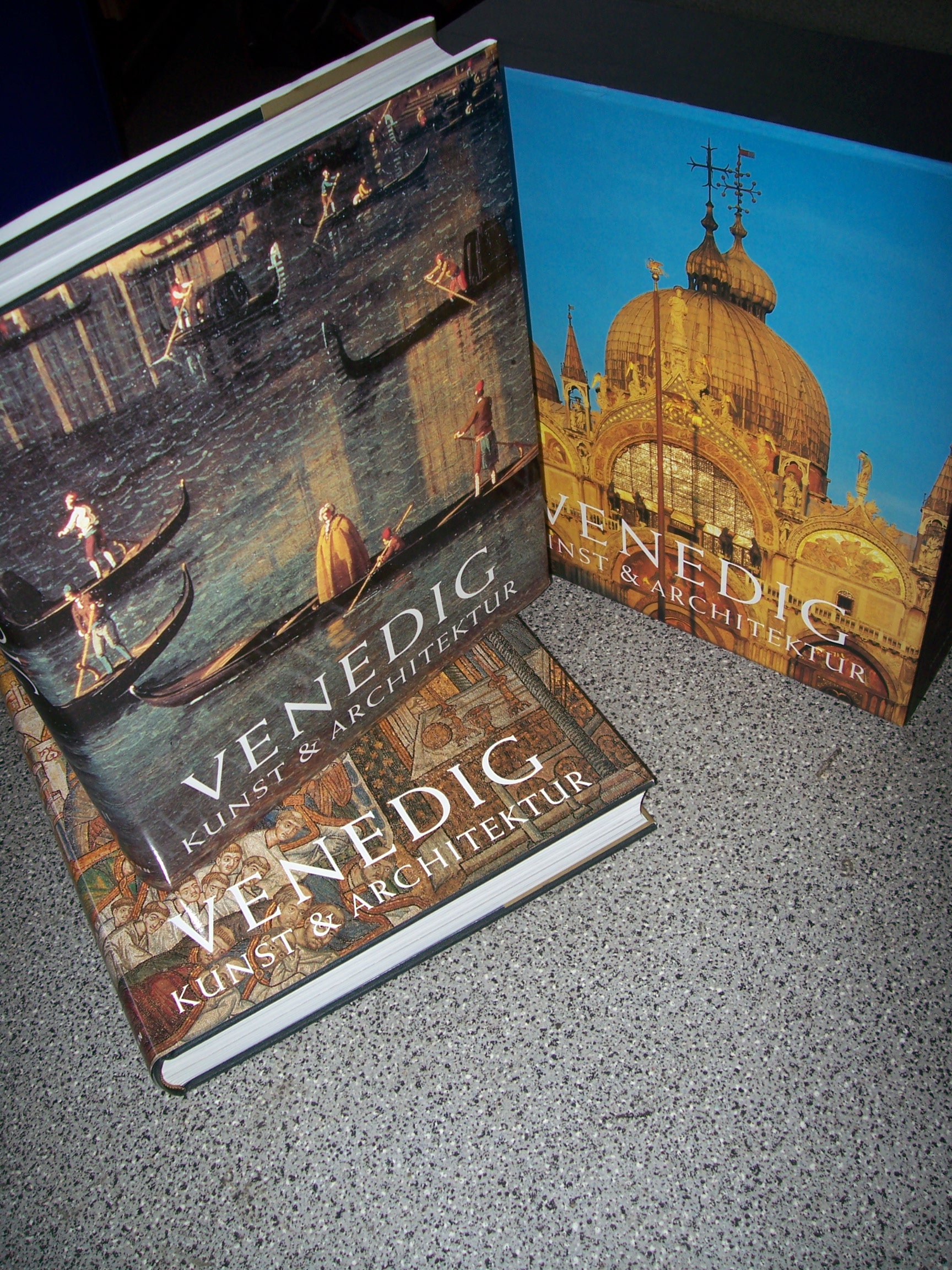 Artikelbild 1 des Artikels “Venedig : Kunst & Architektur / Hrsg.: Giandomenico Romanelli. Übers.
aus dem Ital. und Engl.: Ulrike Bischoff... Mehrteiliges Werk “