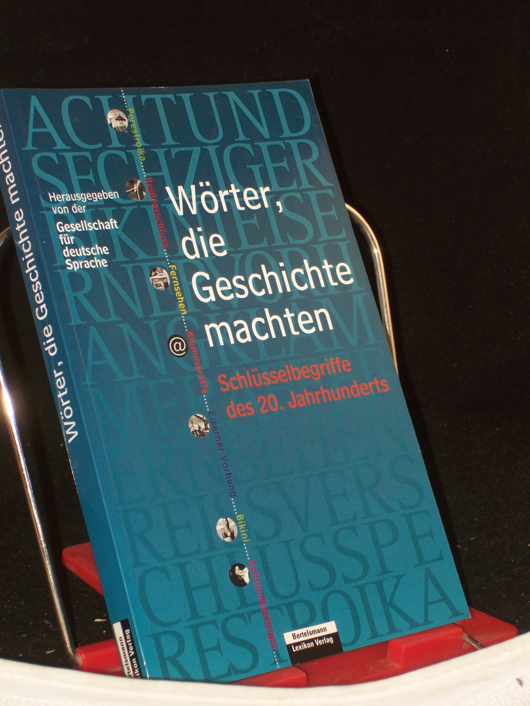 Artikelbild 1 des Artikels “Wörter, die Geschichte machten : Schlüsselbegriffe des 20. Jahrhunderts / hrsg. von der Gesellschaft für Deutsche Sprache. Projektl.: Sabine Krome “