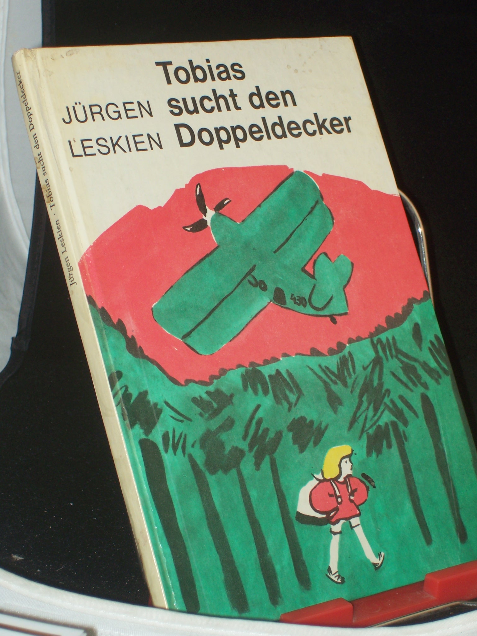 Artikelbild 1 des Artikels “Tobias sucht den Doppeldecker / Jürgen Leskien. Illustrationen von
Erika Klein “