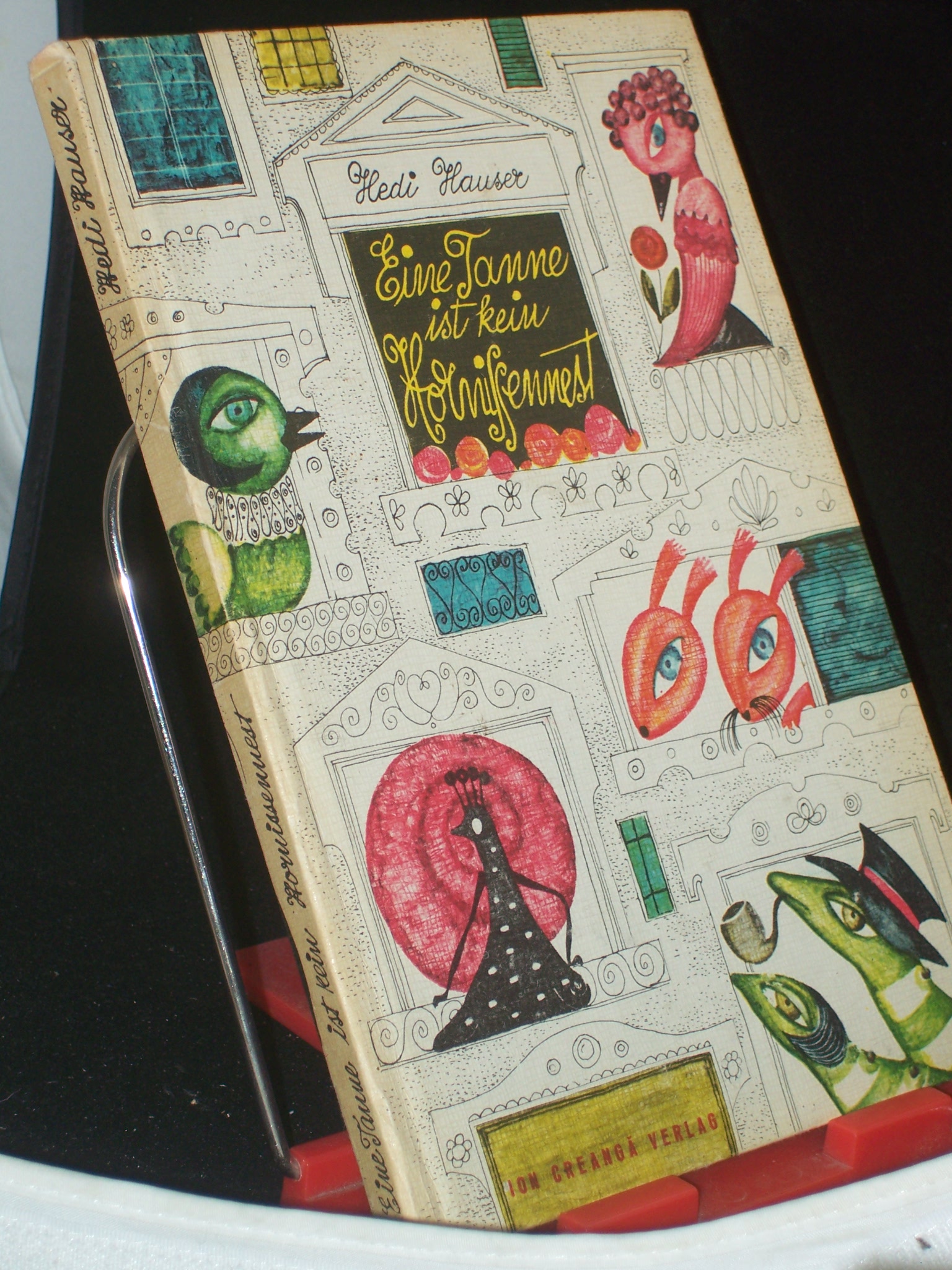 Artikelbild 1 des Artikels “Eine Tanne ist kein Hornissennest / Hedi Hauser. Illustrationen: Angi
Petrescu-Tip?rescu “