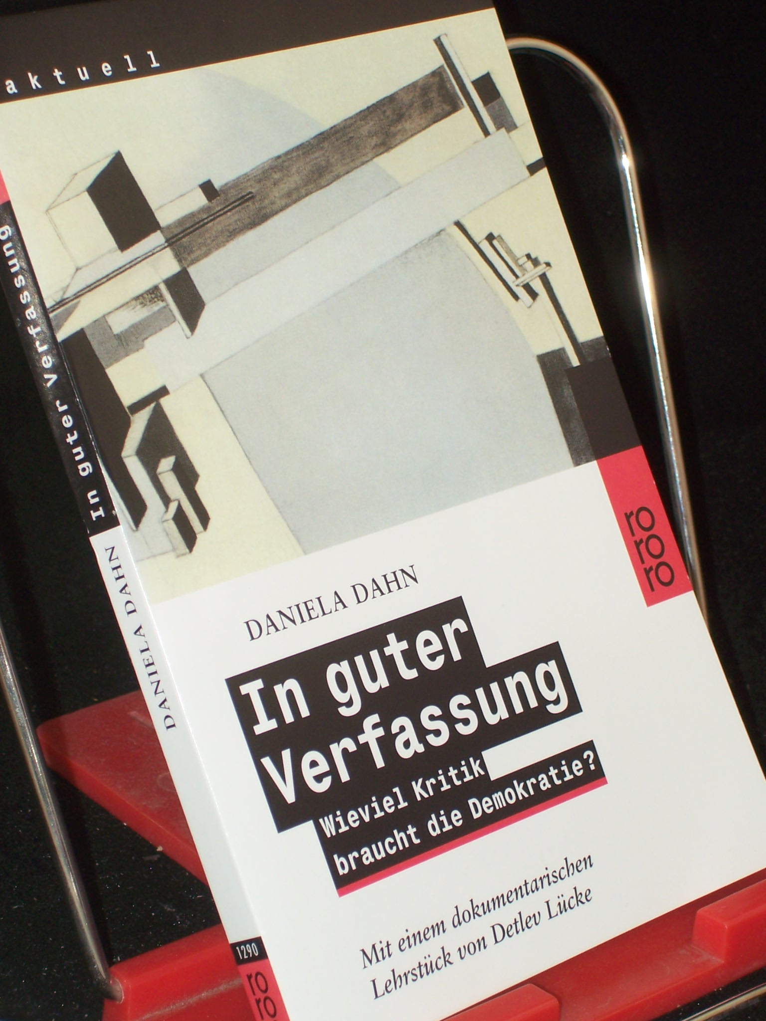 Artikelbild 1 des Artikels “In guter Verfassung : wieviel Kritik braucht die Demokratie? / Daniela
Dahn. Mit einem dokumentarischen Lehrstück von Detlev Lücke “