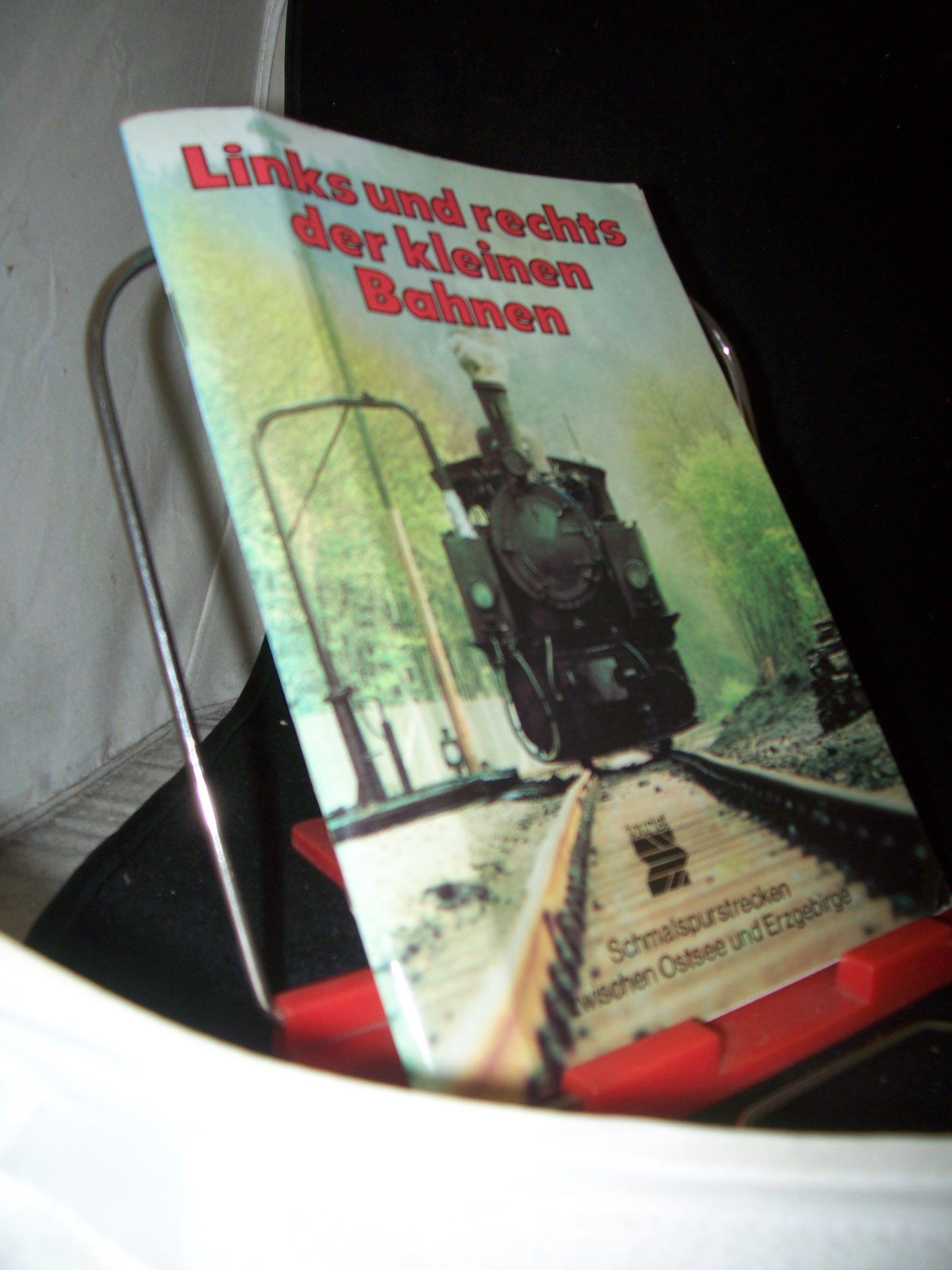 Artikelbild 1 des Artikels “Links und rechts der kleinen Bahnen : Schmalspurstrecken zwischen
Ostsee u. Erzgebirge / Thomas Wendt “