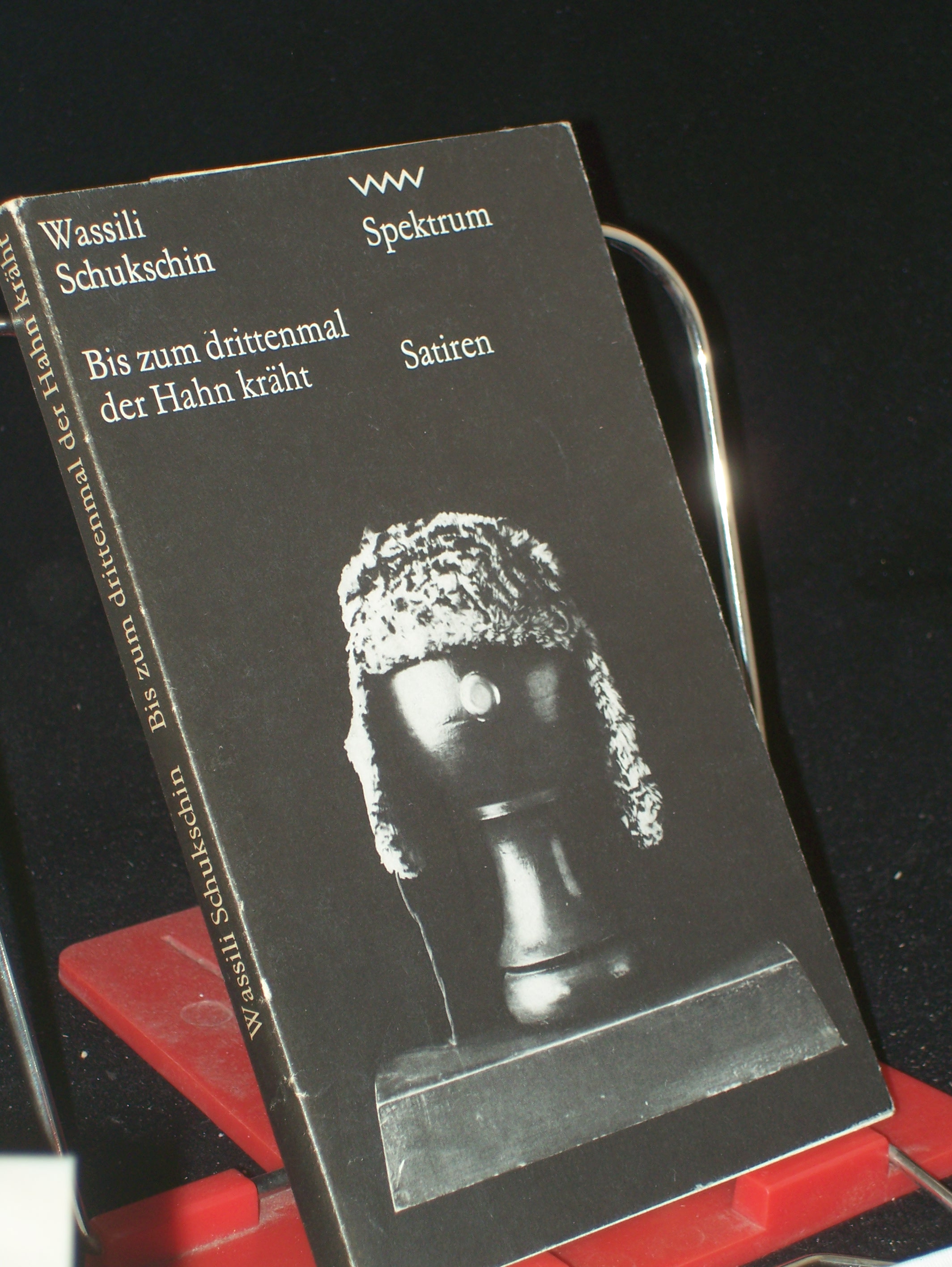 Artikelbild 1 des Artikels “Bis zum drittenmal der Hahn kräht / Wassili Schukschin. Aus d. Russ.
von Thomas Reschke u. Eckhard Thiele “