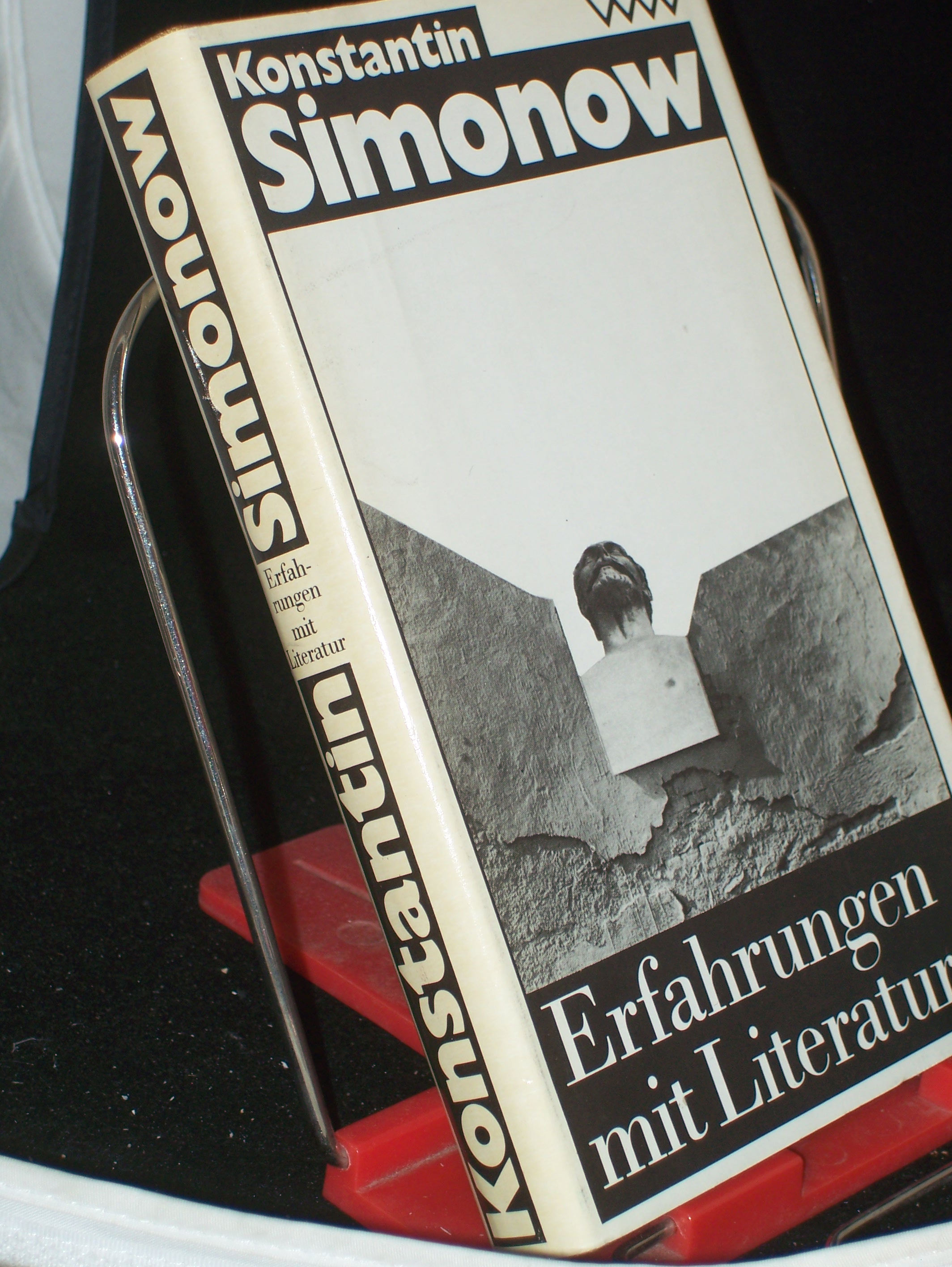 Artikelbild 1 des Artikels “Erfahrungen mit Literatur : Betrachtungen, Gespräche, Einnerungen / Simonow. Hrsg. von Nyota Thun. Aus d. Russ. von Eva Dannemann... “