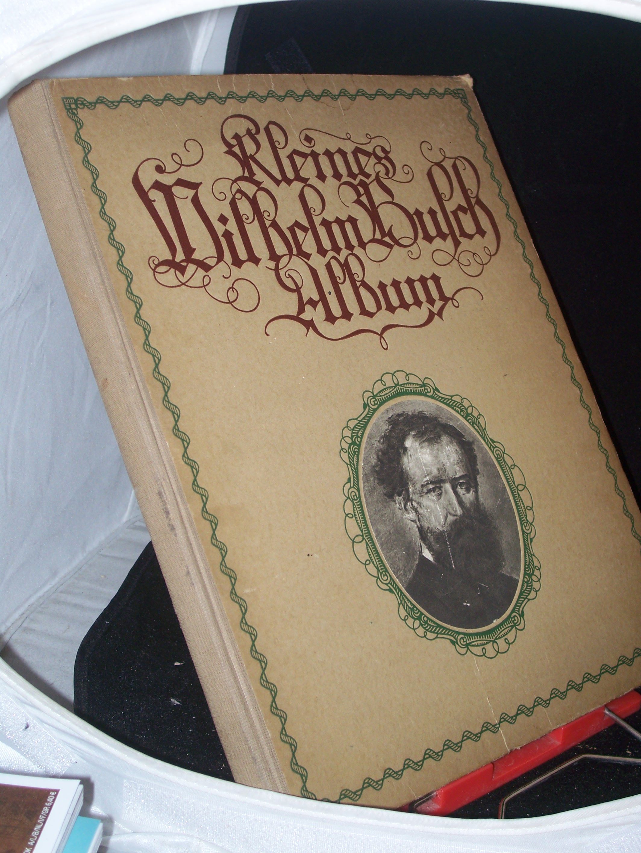 Artikelbild 1 des Artikels “Kleines Wilhelm Busch-Album : Sammlg lustiger Bildergesch. ; Mit 450
Bildern / v. Wilhelm Busch “