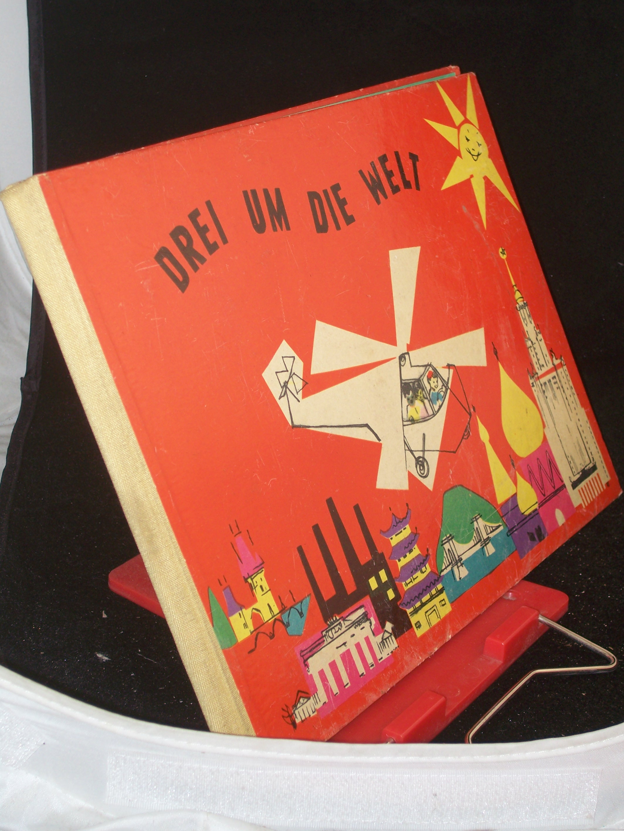 Artikelbild 1 des Artikels “Drei um die Welt : Was Ning, Jimmy u. Rolf auf ihrer Weltreise
erlebten / Aufgezeichn. von E. Rusznyák. Aufgeschrieben von B. Thieme “