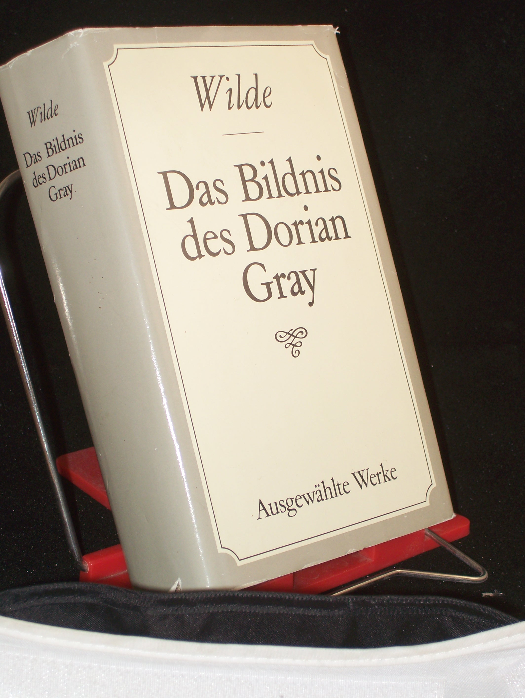 Artikelbild 1 des Artikels “Das Bildnis des Dorian Gray : ausgew. Werke / Oscar Wilde. Aus d.
Engl. von Christine Hoeppener u. Alice Seiffert. Illustrationen von
Lucian Zabel ; Heinrich Vogeler “