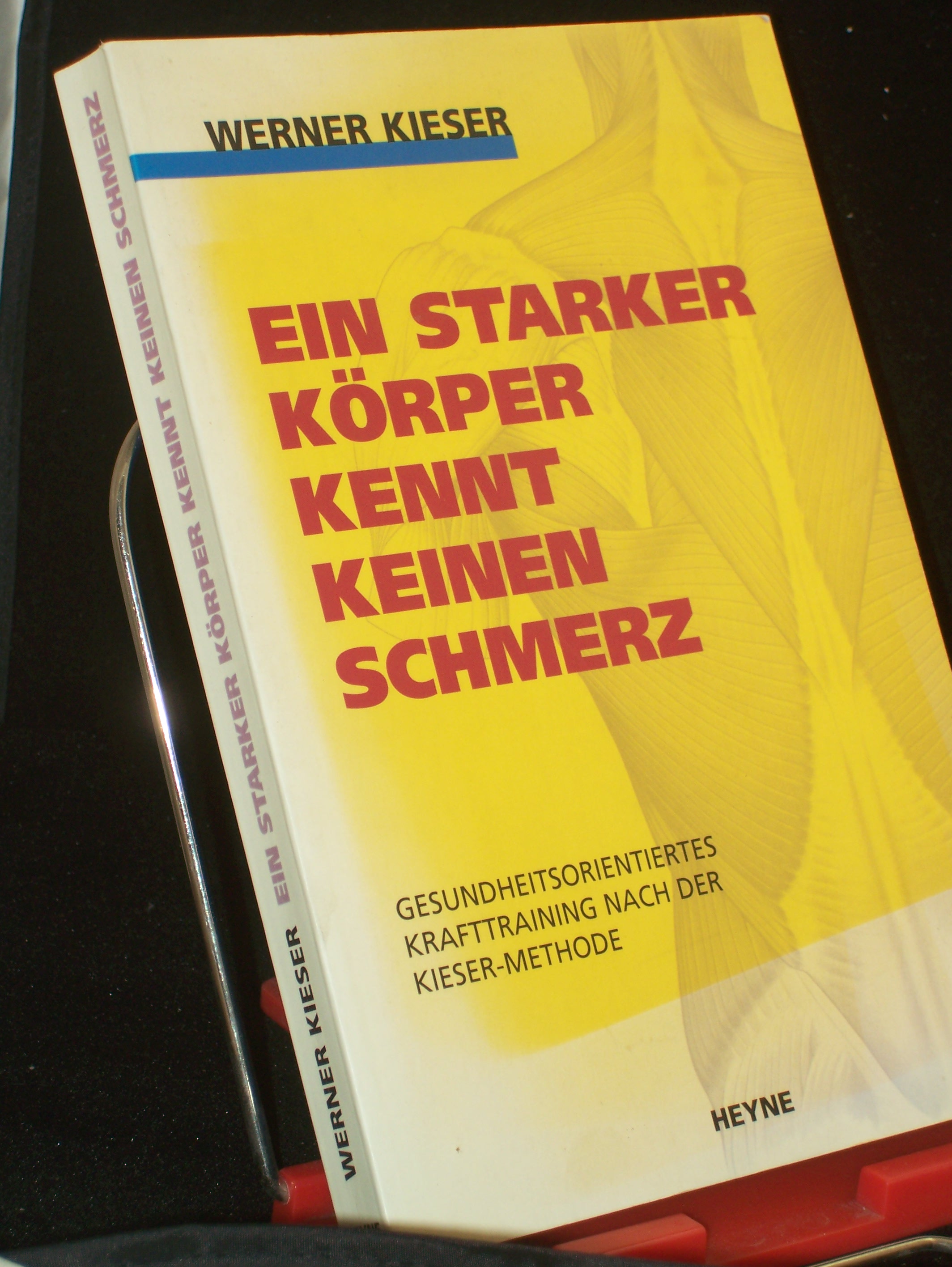 Artikelbild 1 des Artikels “Ein starker Körper kennt keinen Schmerz : gesundheitsorientiertes Krafttraining nach der Kieser-Methode / Werner Kieser “