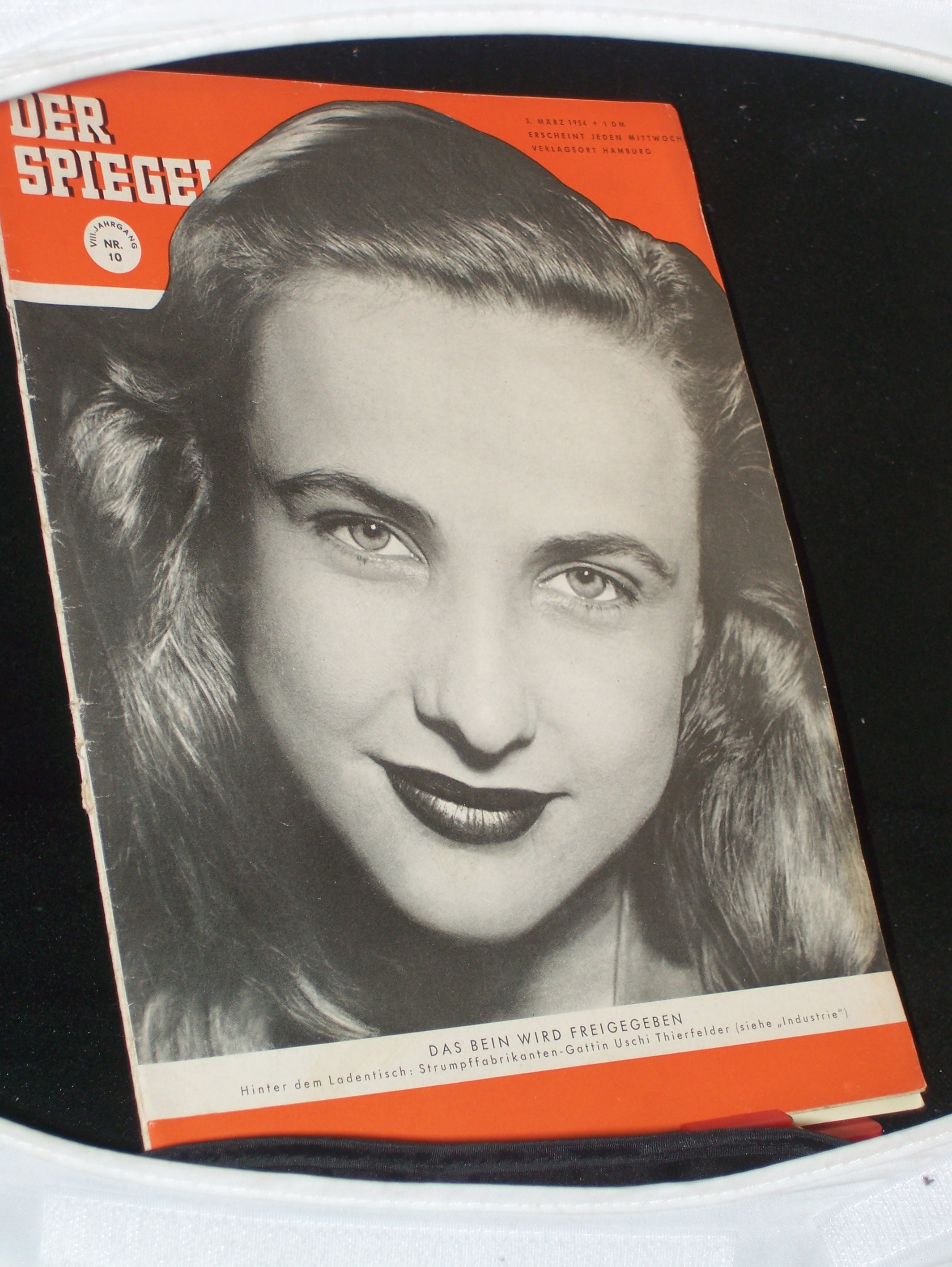 Artikelbild 1 des Artikels “10/1954, DAS BEIN WIRD FREIGEGEBEN HINTER DEM LADENTISCH STRUMPFFABRIKANTEN GATTIN USCHI THIERFELDER “