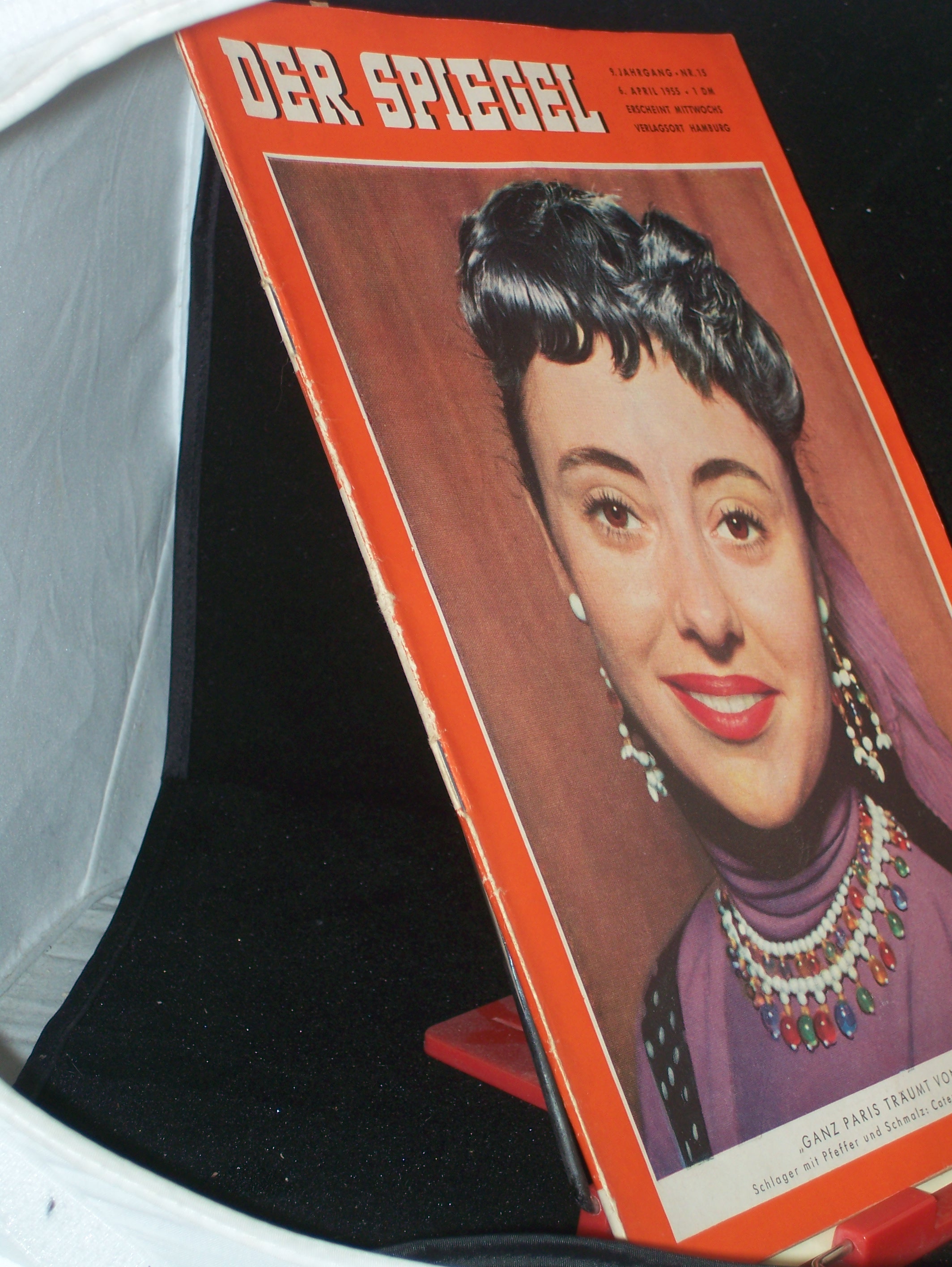 Artikelbild 1 des Artikels “6/1955, GANZ PARIS TRÄUMT VON DER LIEBE; SCHLAGER MIT PFEFFER UND SCHMALZ; CATERINA VALENTE “