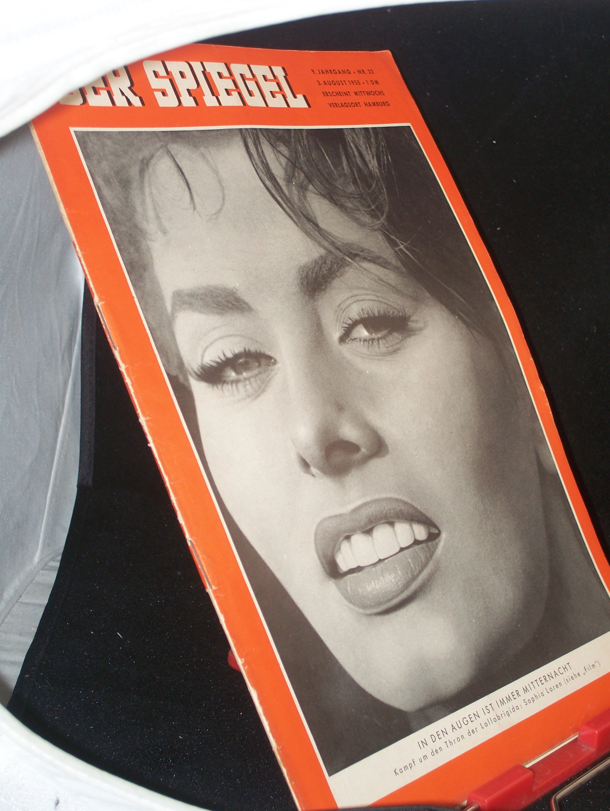 Artikelbild 1 des Artikels “32/1955, IN DEN AUGEN IST IMMER MITTERNACHT; KAMPF UM DEN THRON DER LOLLOBRIGIDA SOPHIA LORENZ “