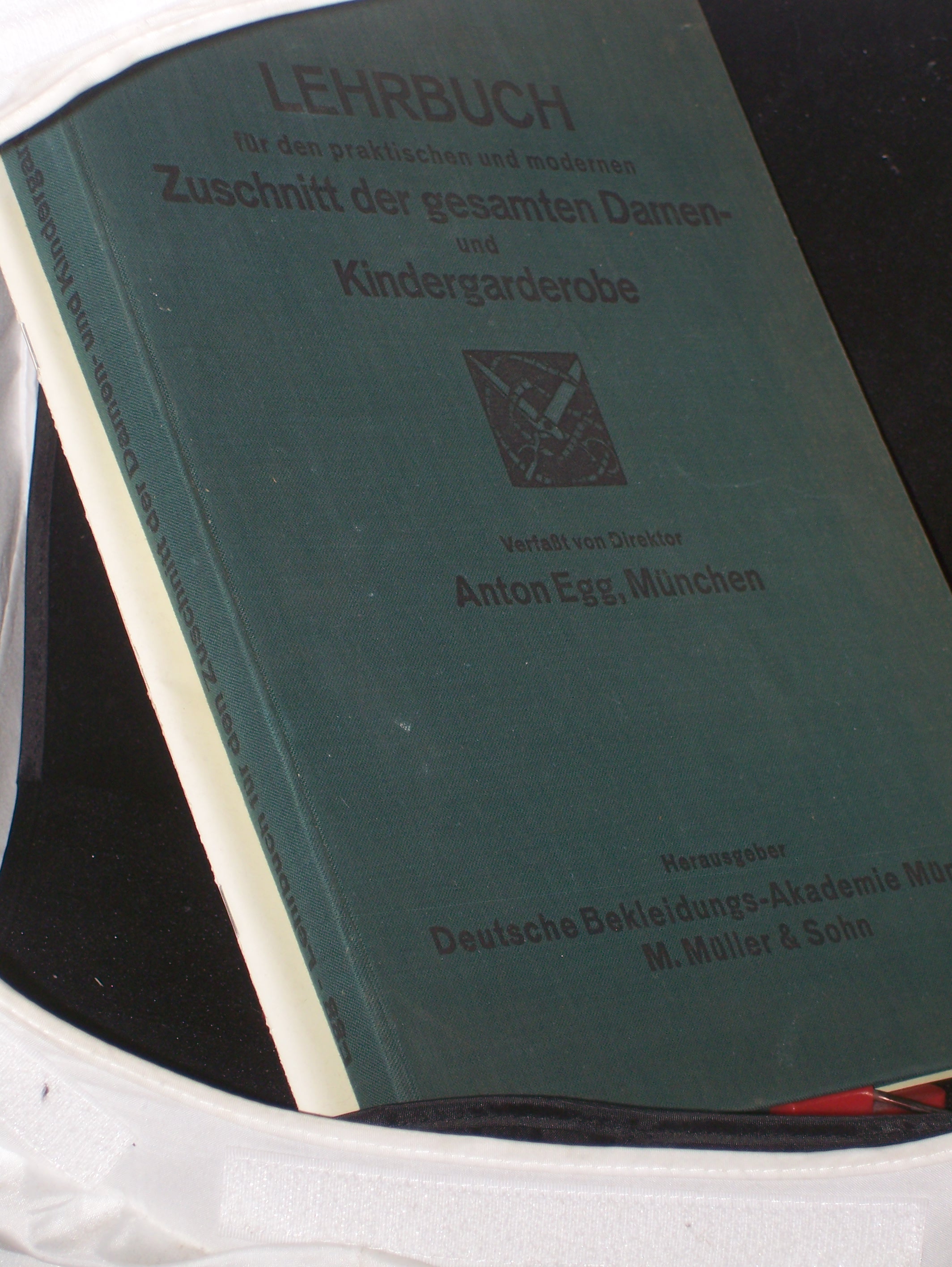 Artikelbild 1 des Artikels “Lehrbuch für den praktischen und modernen Zuschnitt der gesamten
Damen- und Kindergarderobe : Als Leitf. ausgearb. f. d. Schule sowie
zum Selbstunterricht ; Nachschlagewerk f. Fachvereine, Korporationen,
Verbände usw. / A. Egg “