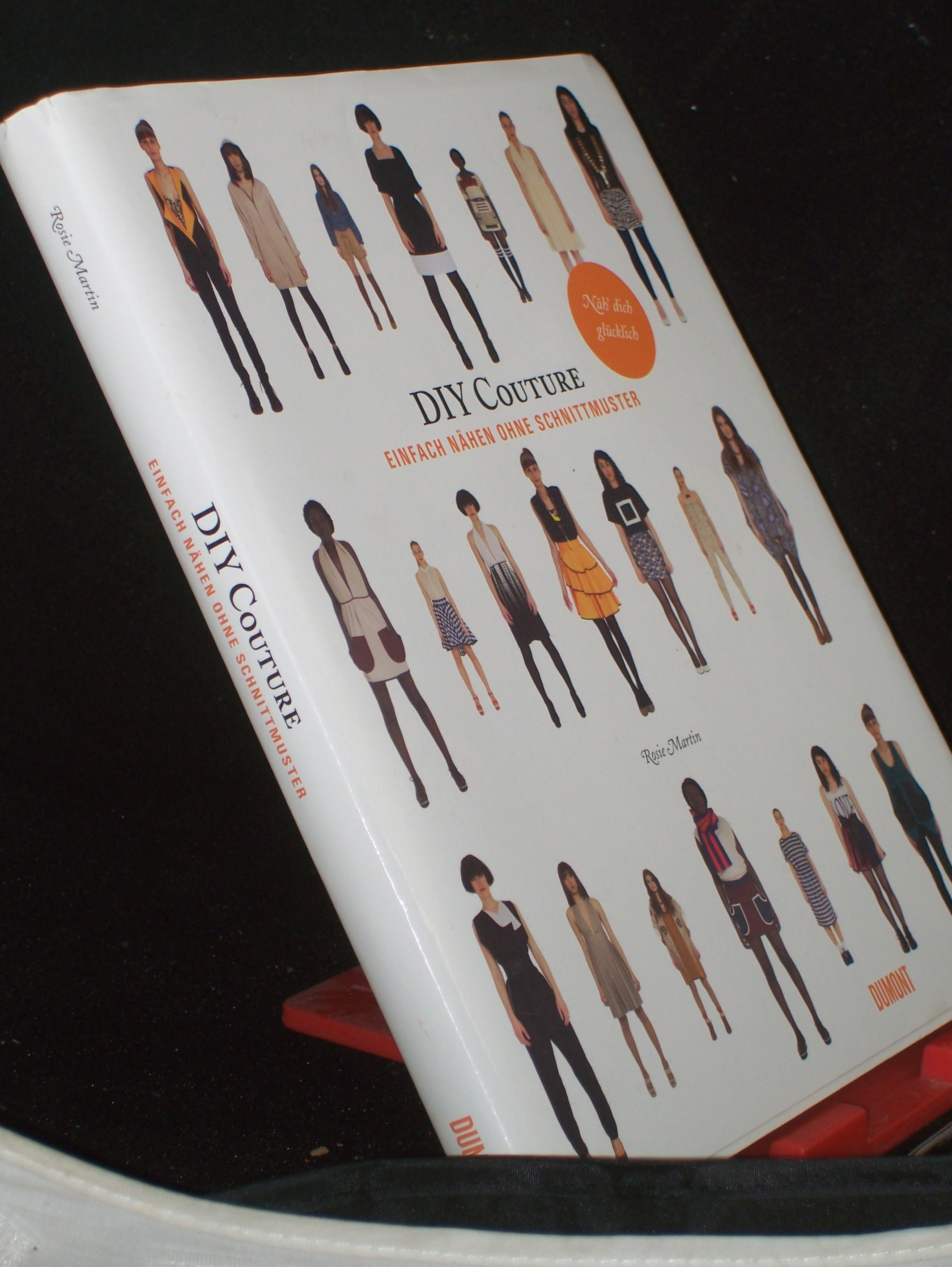 Artikelbild 1 des Artikels “DIY couture : einfach nähen ohne Schnittmuster / Rosie Martin. Übers.: Petra Trinkaus “