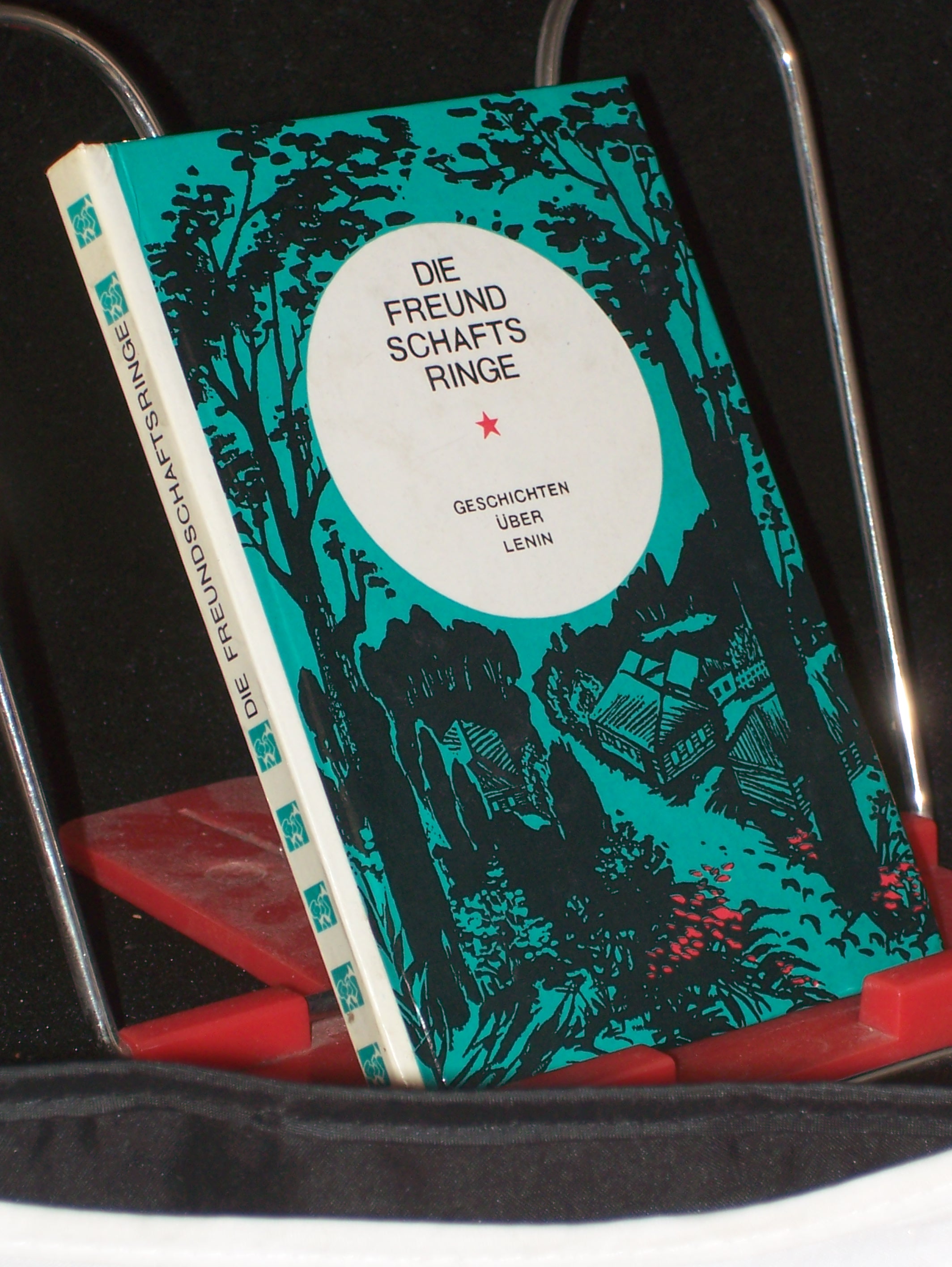 Artikelbild 1 des Artikels “Die Freundschaftsringe : Geschichten über Lenin / [Übers. aus d. Russ. von Michael Pfeiffer u. Eduard Ziebell. Ill. von Maren Palloks] “