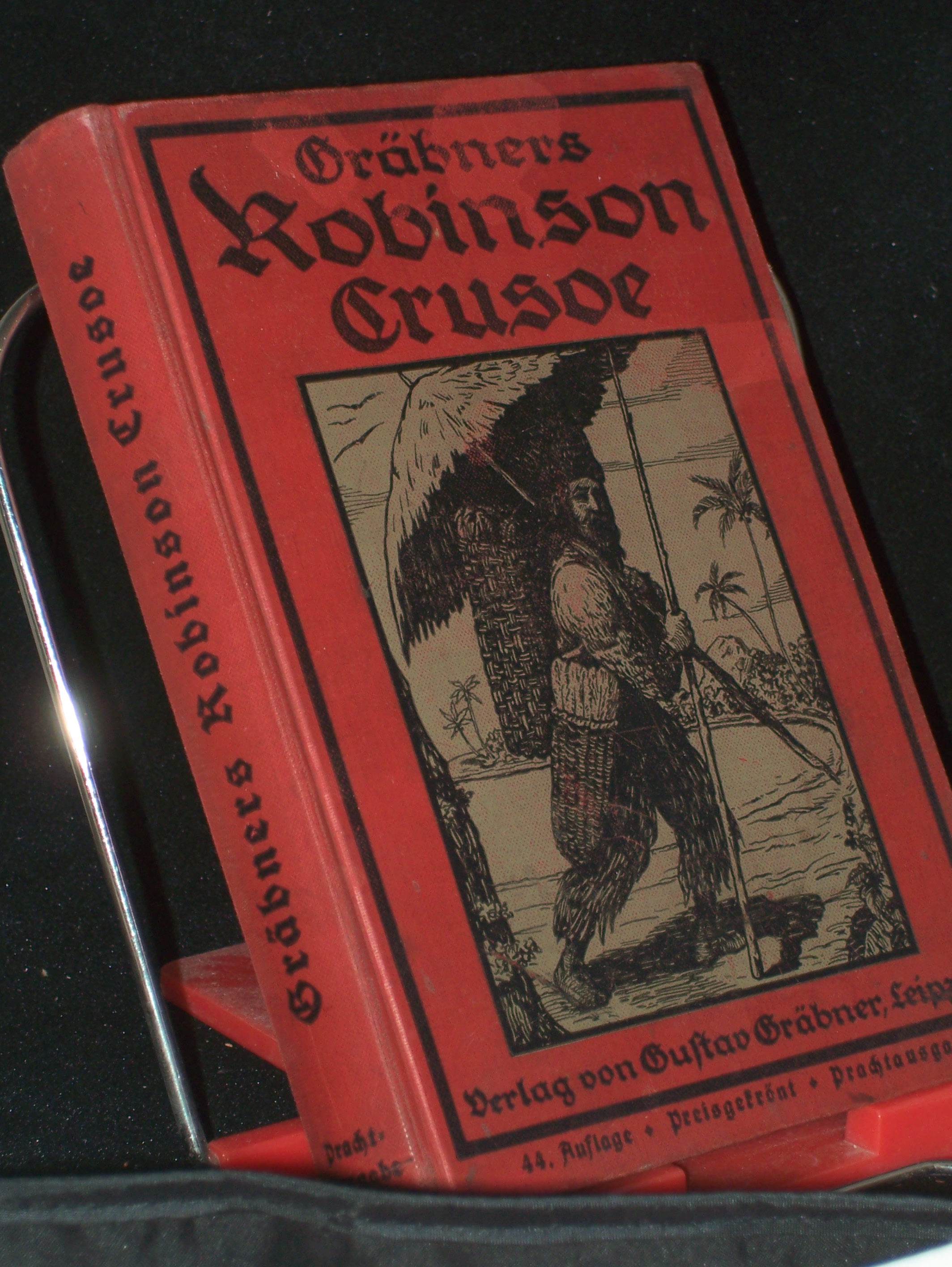 Artikelbild 1 des Artikels “Robinson Crusoe / Gräbner. Mit Unterstützg von Gelehrten u.
Schulmännern f. d. Jugend hrsg. von J. Burkhardt. Neu bearb. von
Hermann Schanze. Bildschm. von Arno Drescher. Bevorw. von O. Willmann “