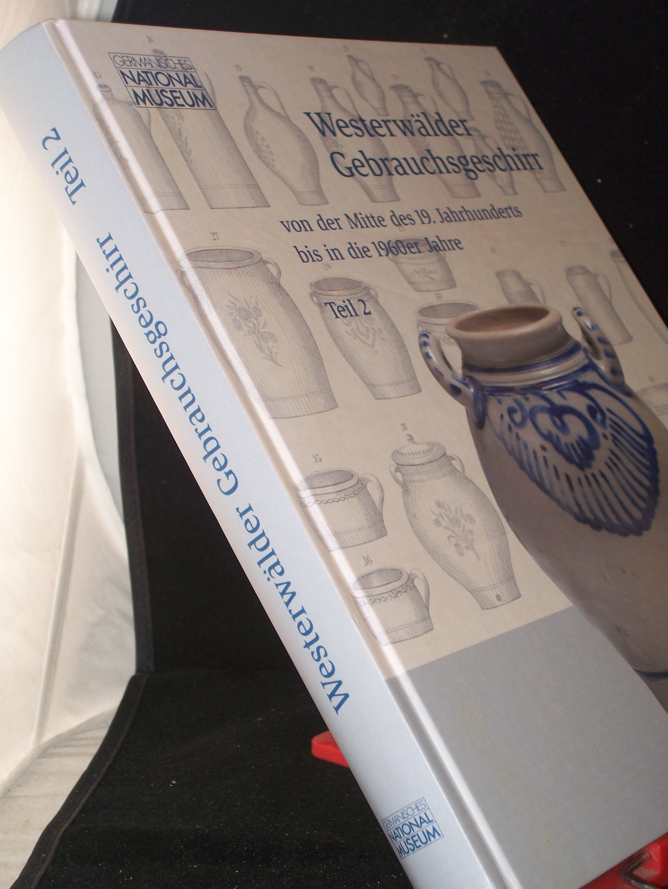 Artikelbild 1 des Artikels “Westerwälder Gebrauchsgeschirr von der Mitte des 19. Jahrhunderts bis in die 1960er Jahre, Band 2., Katalog der Gefäße und Nachdrucke ausgewählter Warenverzeichnisse / bearb. von Sabine Zühlcke... “