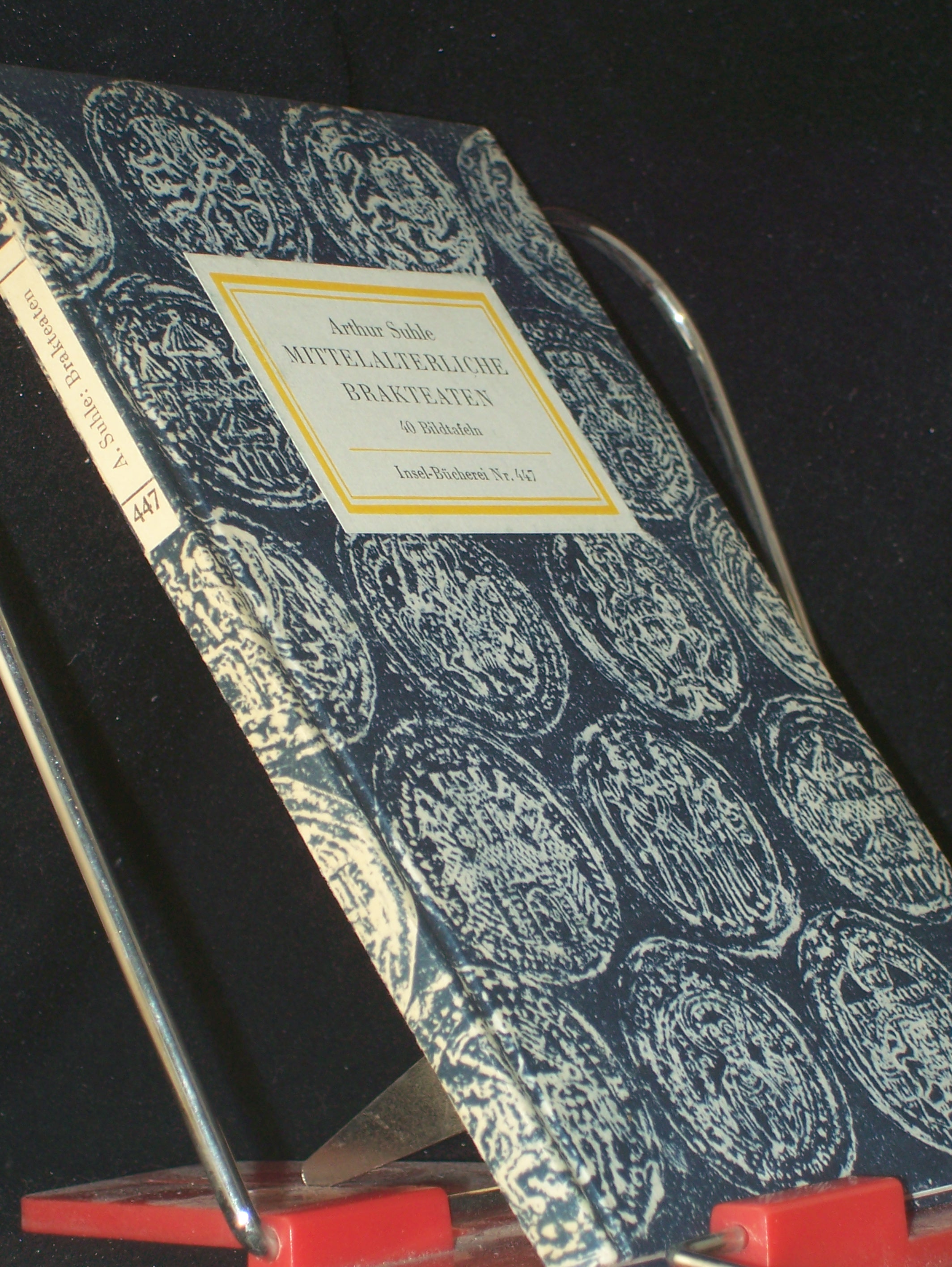 Artikelbild 1 des Artikels “Mittelalterliche Brakteaten / Arthur Suhle. [Aufn. von Wolfgang G.
Schröter] “