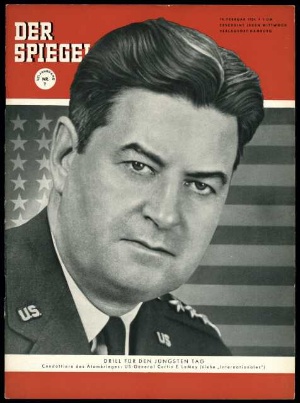 Artikelbild 1 des Artikels “7/1954, DRILL FÜR DEN JÜNGSTEN TAG; CONDOTTIERE DES ATOMKRIEGES US GENERAL CURTIS E LEMAY “