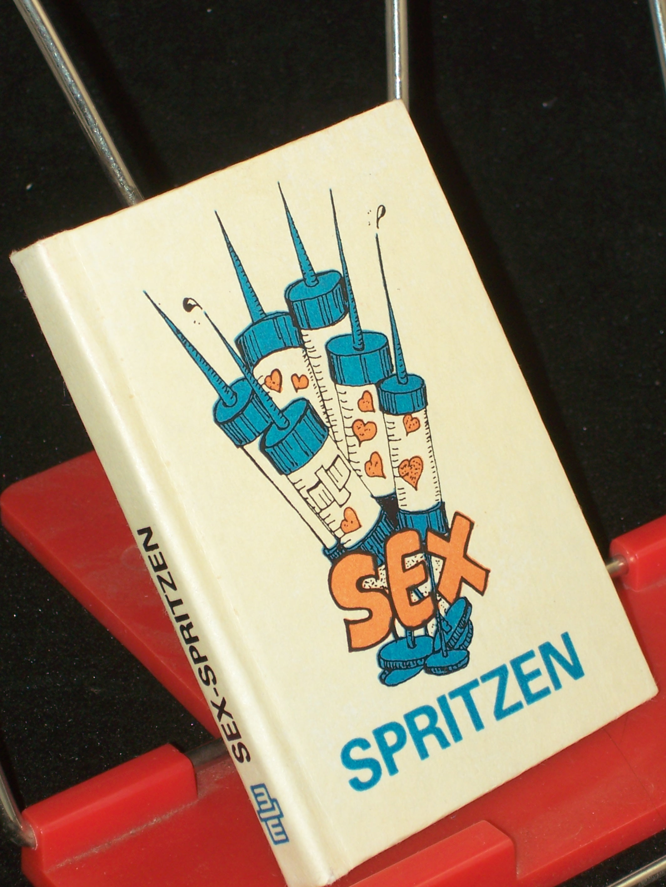 Artikelbild 1 des Artikels “Sex-Spritzen / [Hrsg.: VEB Kombinat Medizin- u. Labortechnik Leipzig, Abt. Werbung u. Messen. Textsammlung u. Zsstellung: Gerhard Hayner. Zeichn. u. graf. Gestaltung: Werner Thunig] “