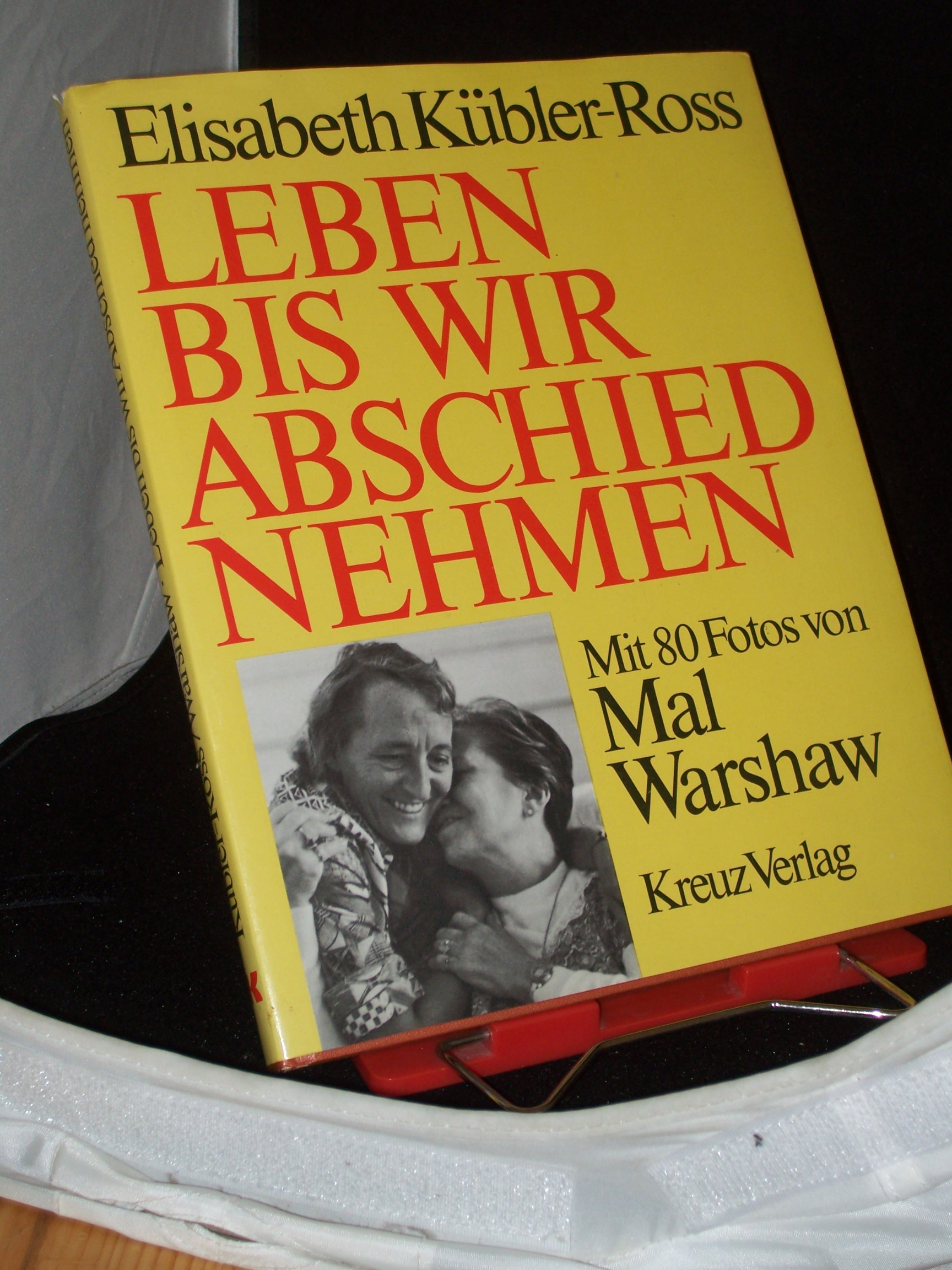 Artikelbild 1 des Artikels “Leben bis wir Abschied nehmen / Elisabeth Kübler-Ross. Mit 80 Fotos von Mal Warshaw u.e. Beitr. von Paul Becker. [Aus d. Amerikan. übers. von Christa Reich] “