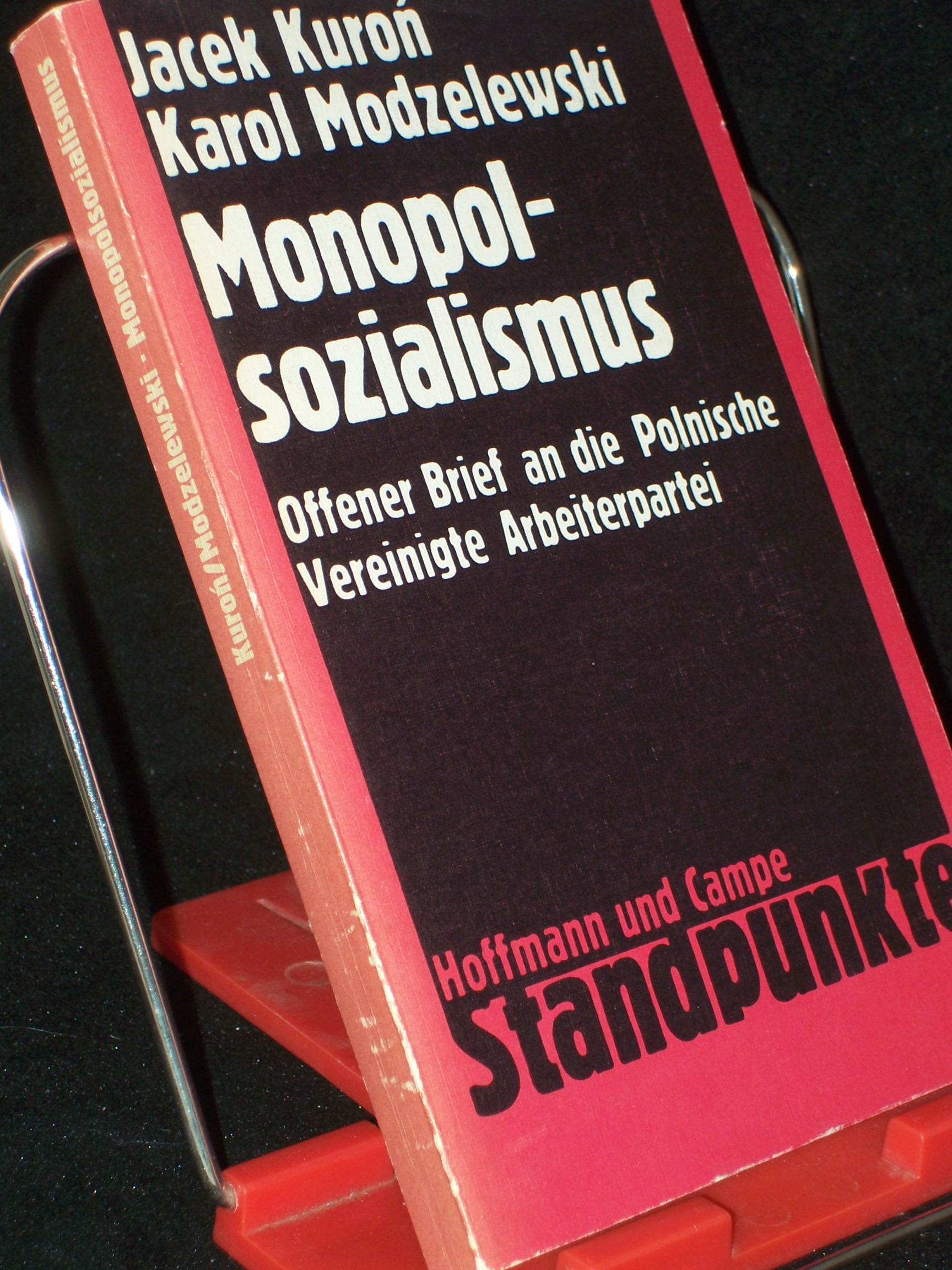 Artikelbild 1 des Artikels “Monopolsozialismus : Offener Brief an d. Mitgl. d. Grundorganisation d. Poln. Vereinigten Arbeiterpartei u. an d. Mitgl. d. Hochschulorganisation d. Verb. Sozialist. Jugend an d. Warschauer Univ. / Jacek Kuroń ; Karol Modzelewski. Über “