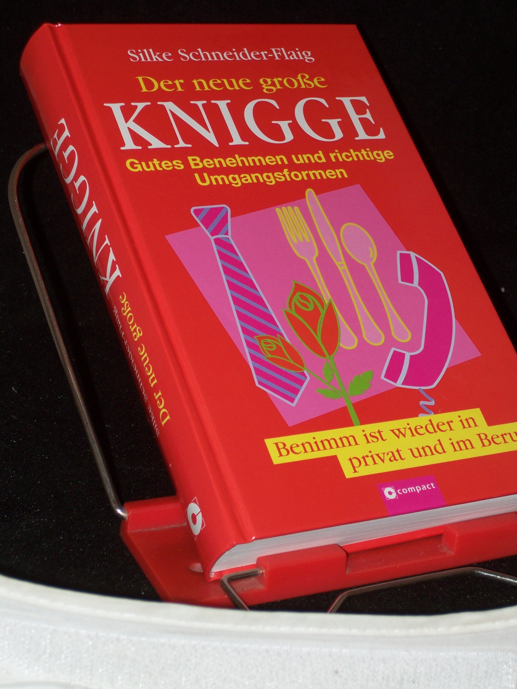 Artikelbild 1 des Artikels “Der neue große Knigge : gutes Benehmen und richtige Umgangsformen ; [Benimm ist wieder in privat und im Beruf] / Silke Schneider-Flaig. [Ill.: Leonhard Büttner] “