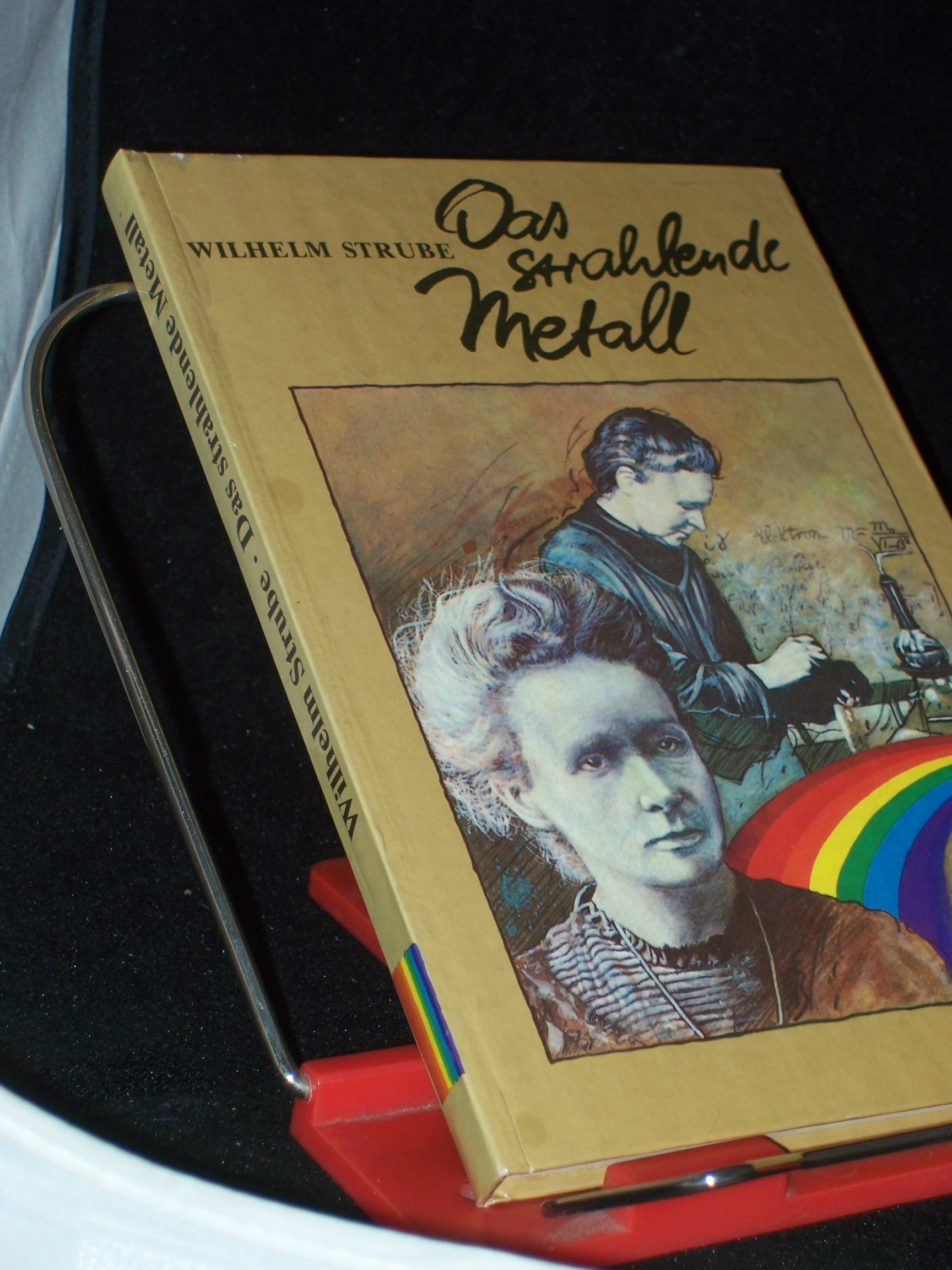 Artikelbild 1 des Artikels “Das strahlende Metall : Leben u. Werk von Pierre Curie u. Marie
Curie-Skłodowska / Wilhelm Strube. [Ill. von Renate Jessel] “