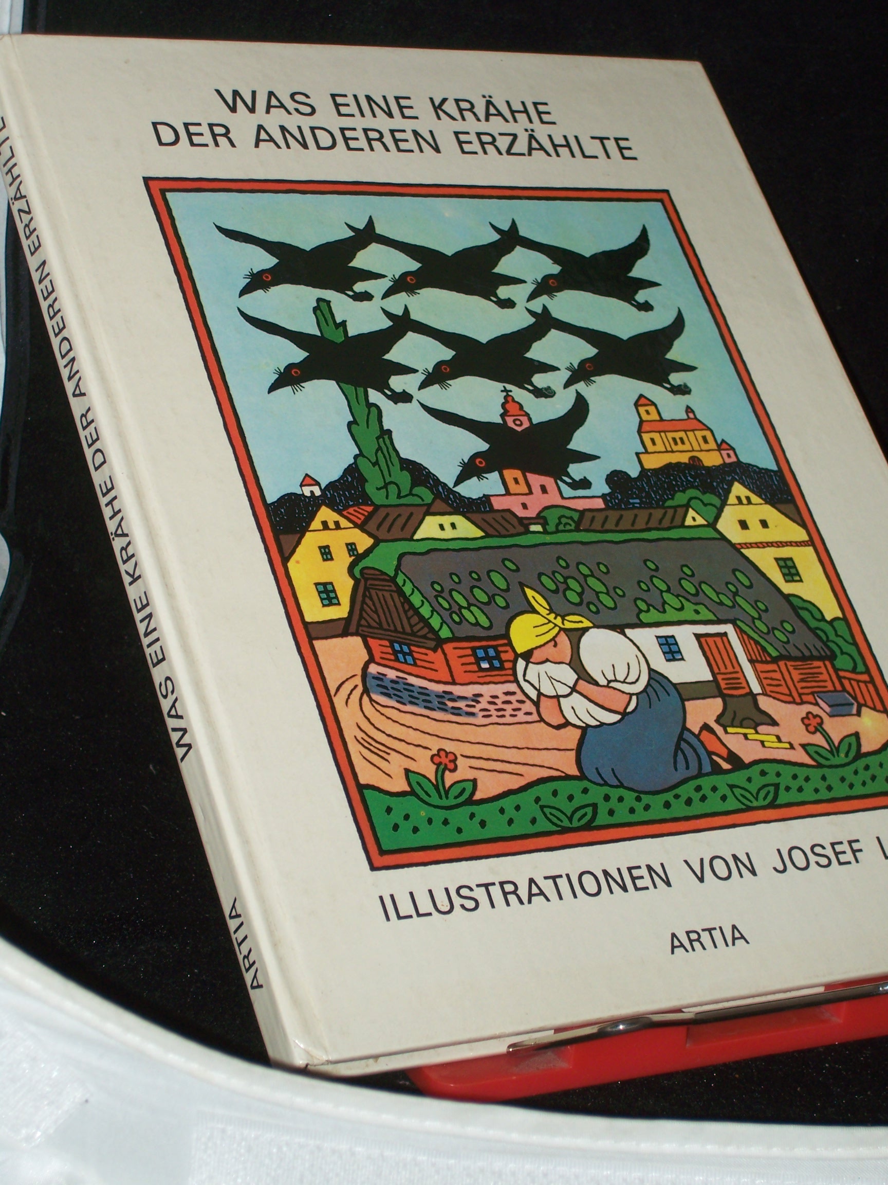 Artikelbild 1 des Artikels “Was eine Krähe der anderen erzählte / ins Deutsche übertragen von Inge Zpevackova]. [Barev.]. Illustrationen von Josef Lada. Aus dem Werk von J. Lada vorbereitet von Jan Vrána “