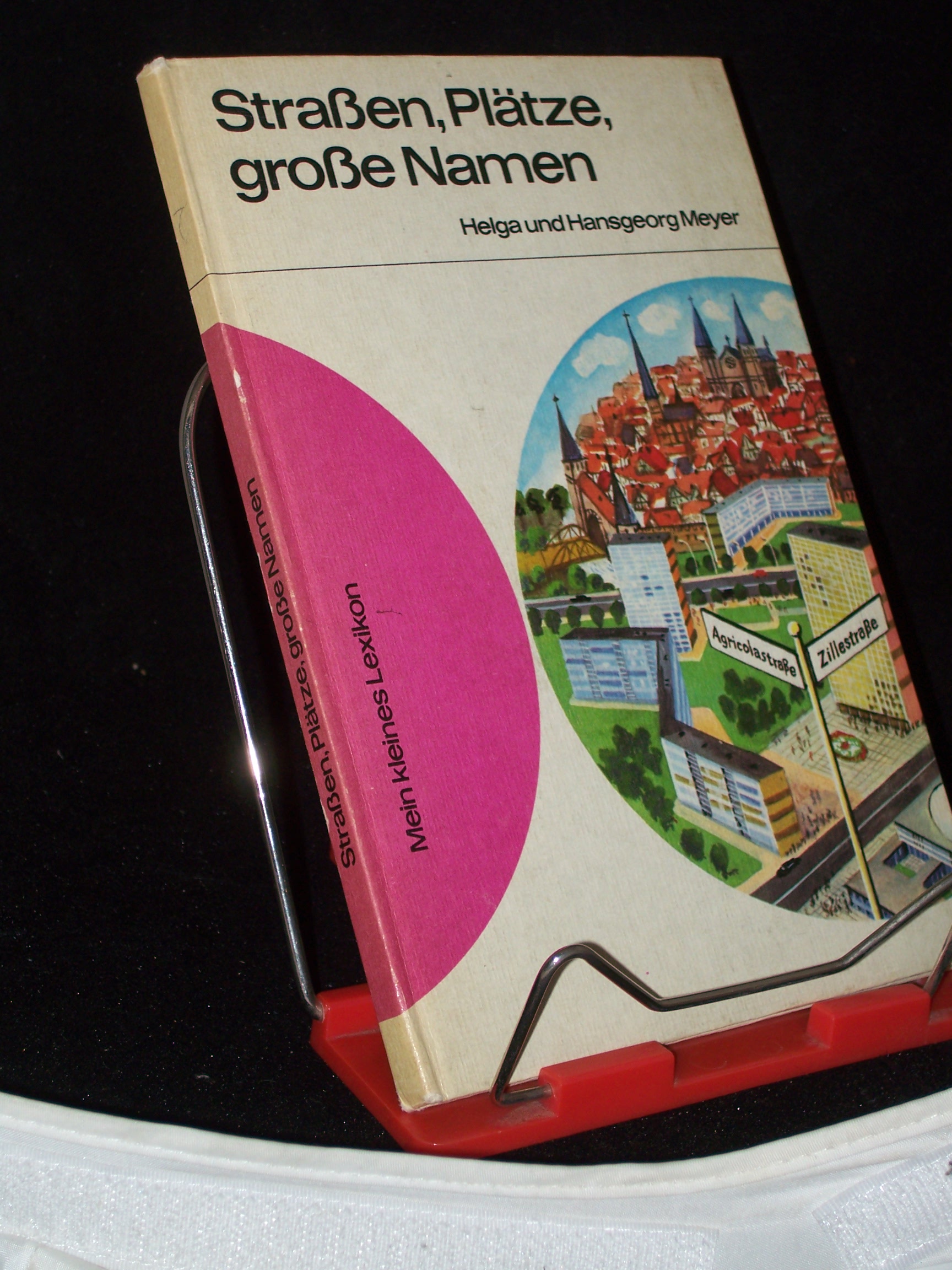 Artikelbild 1 des Artikels “Straßen, Plätze, große Namen / Helga u. Hansgeorg Meyer. Ill. von
Konrad Golz “