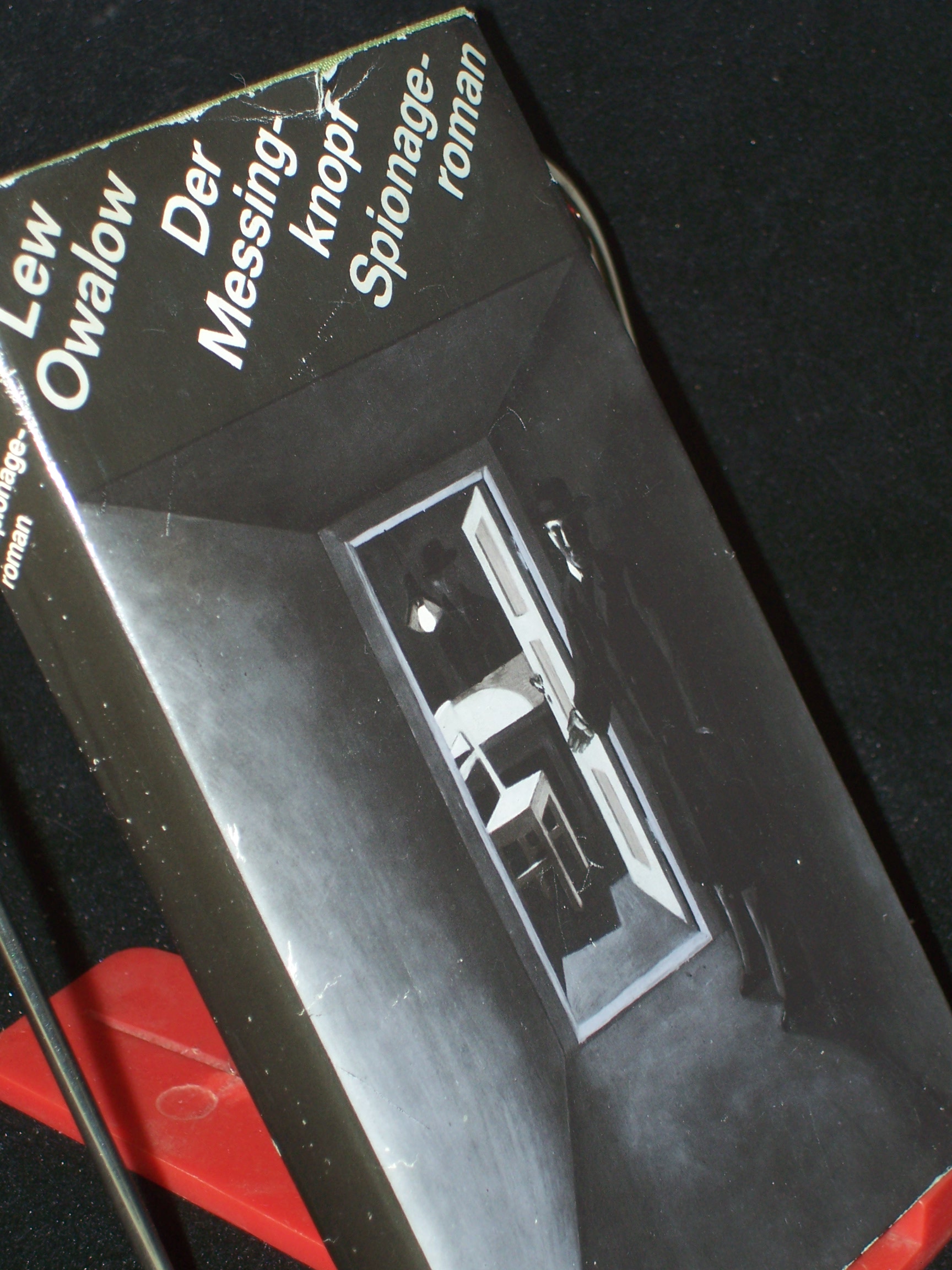 Artikelbild 1 des Artikels “Der Messingknopf : Spionageroman / Lew Owalow. [Aus d. Russ. von
Hannelore Menke] “