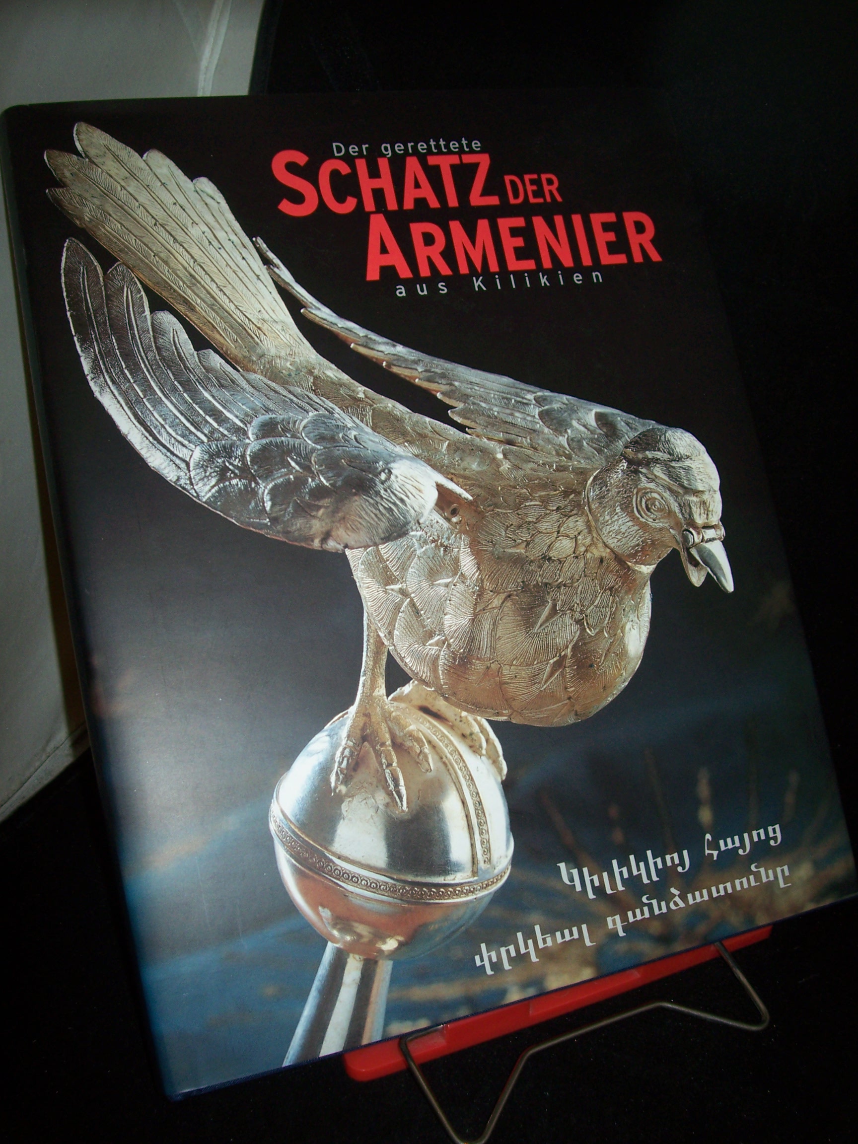 Artikelbild 1 des Artikels “Der gerettete Schatz der Armenier aus Kilikien : sakrale Kunst aus dem
Kilikia-Museum Antelias, Libanon ; [das Buch erscheint anläßlich der
Ausstellung Der Gerettete Schatz der Armenier aus Kilikien, Sakrale
Kunst aus dem Kilikia-Museum, An “