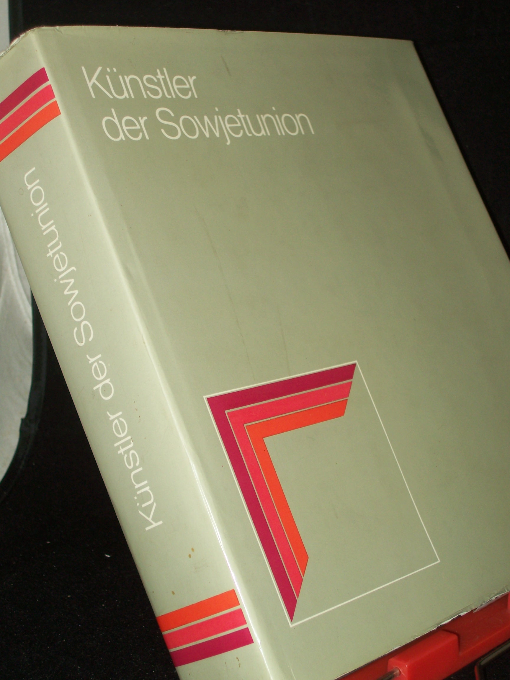 Artikelbild 1 des Artikels “Künstler der Sowjetunion / [Ministerium für Kultur d. UdSSR,
Allunions-Forschungsinst. für Kunstwiss. Moskau. Red.-Kollegium d.
Allunions-Forschungsinst. für Kunstwiss.: M. W. Dawydowa... Aus d.
Russ. übertr. von Lena Schöche] “
