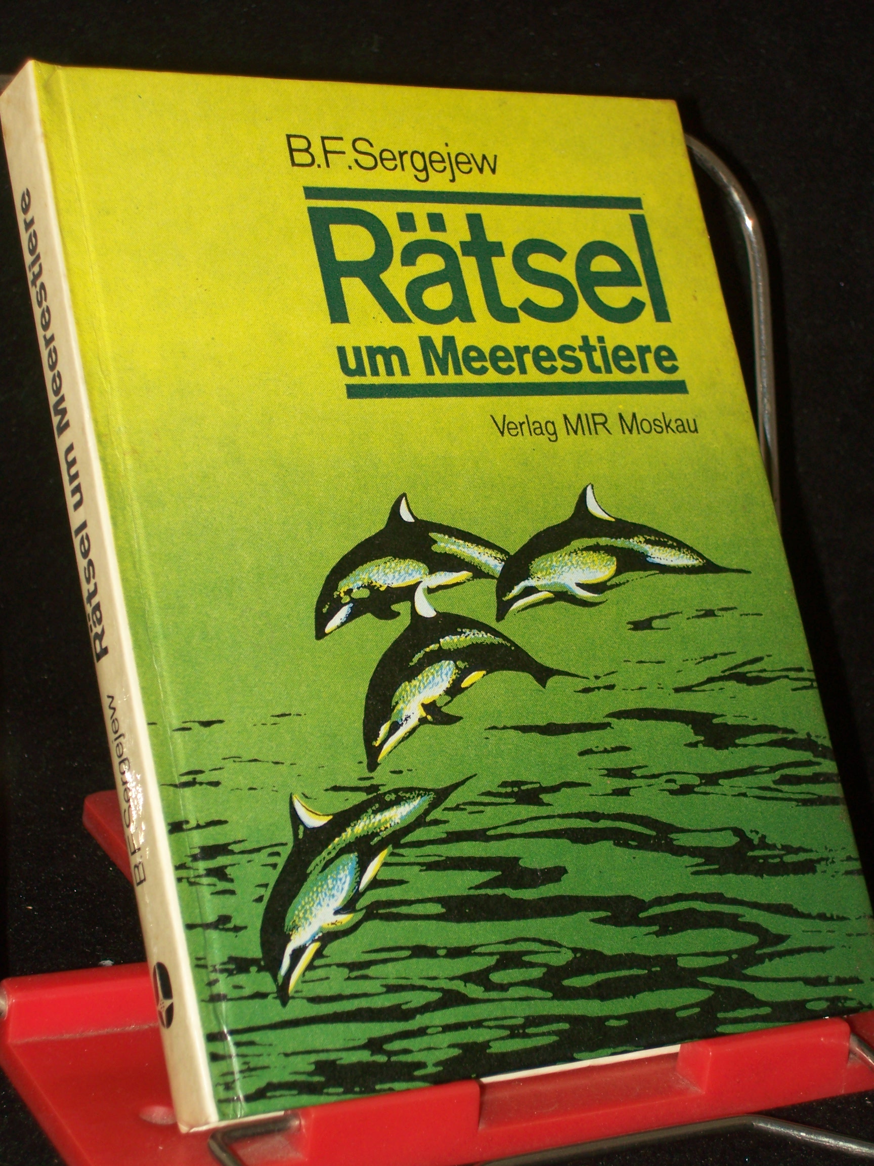 Artikelbild 1 des Artikels “Rätsel um Meerestiere / B. F. Sergejew. [In d. dt. Sprache übers. von Leo Korniljew. Ill.: J. J. Lawrentjew] “