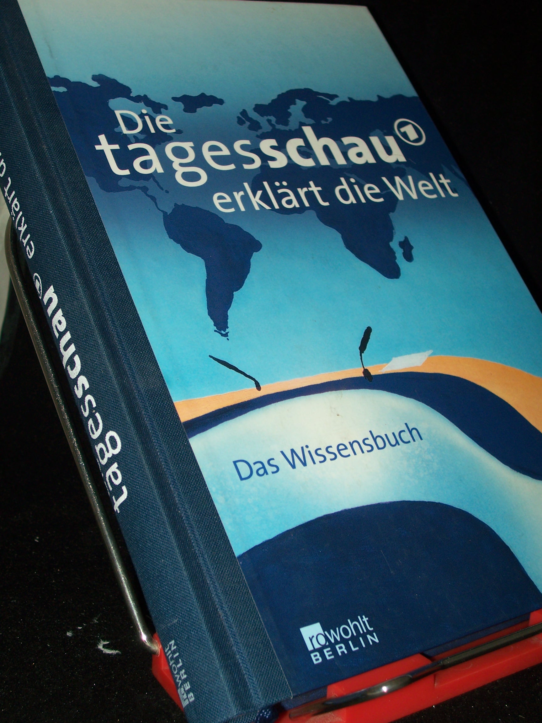 Artikelbild 1 des Artikels “Die Tagesschau erklärt die Welt : das Wissensbuch / Sylke Tempel in Zusammenarbeit mit der Red. der Tagesschau. Mit Bildern von Aljoscha Blau. [Das Erste] “