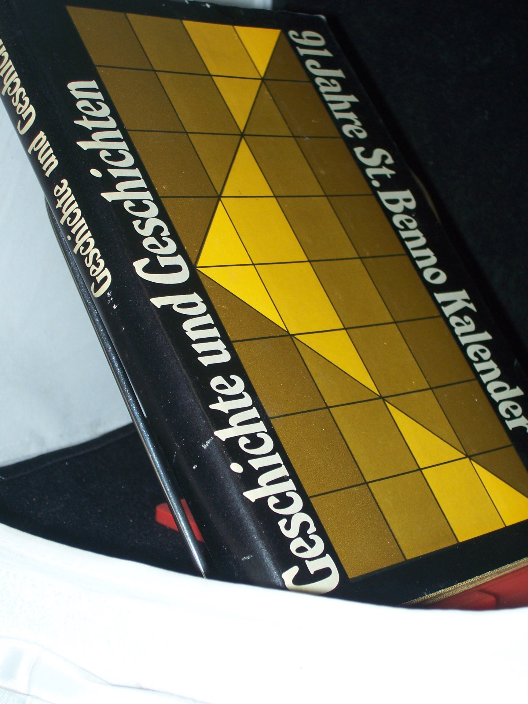 Artikelbild 1 des Artikels “Geschichte und Geschichten : 91 Jahre St. Benno-Kalender / [hrsg. von
Marianne Seewald] “