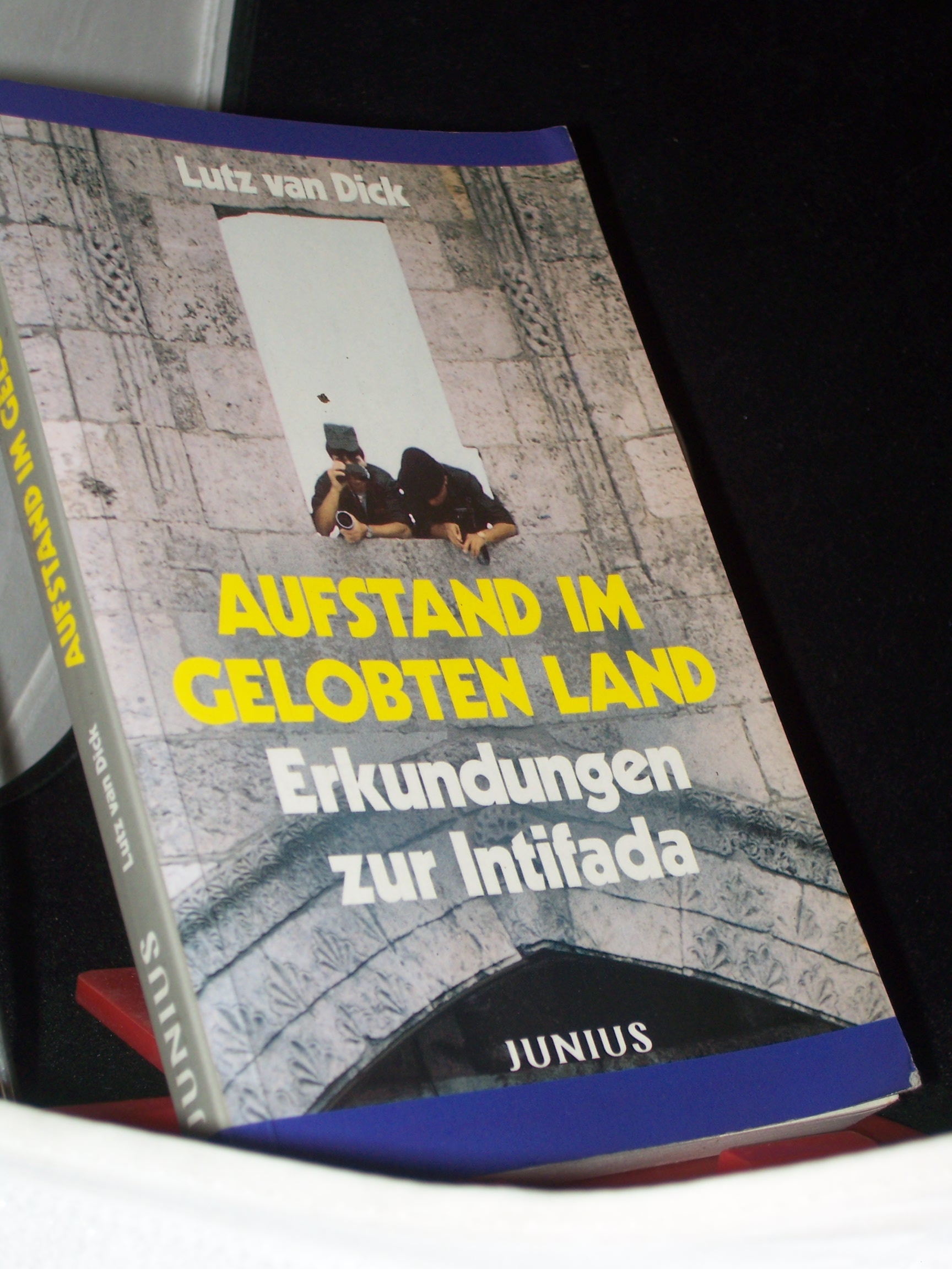 Artikelbild 1 des Artikels “Aufstand im Gelobten Land : Erkundungen zur Intifada / Lutz van Dick “