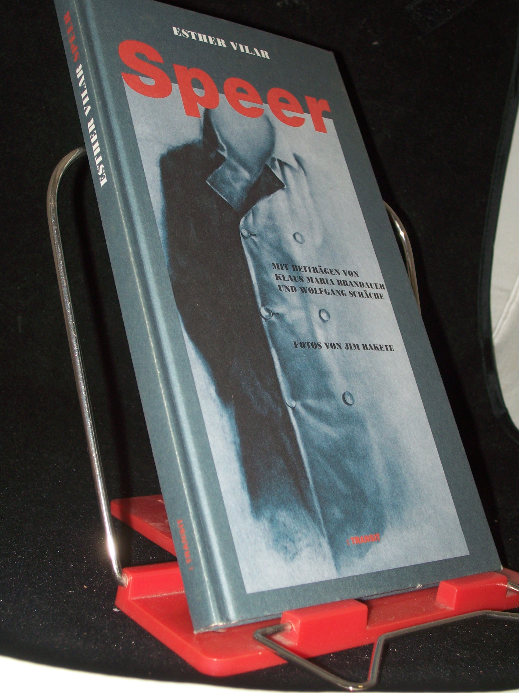 Artikelbild 1 des Artikels “Speer / Esther Vilar. Mit Beitr. von Klaus Maria Brandauer und
Wolfgang Schäche. Fotos Jim Rakete “