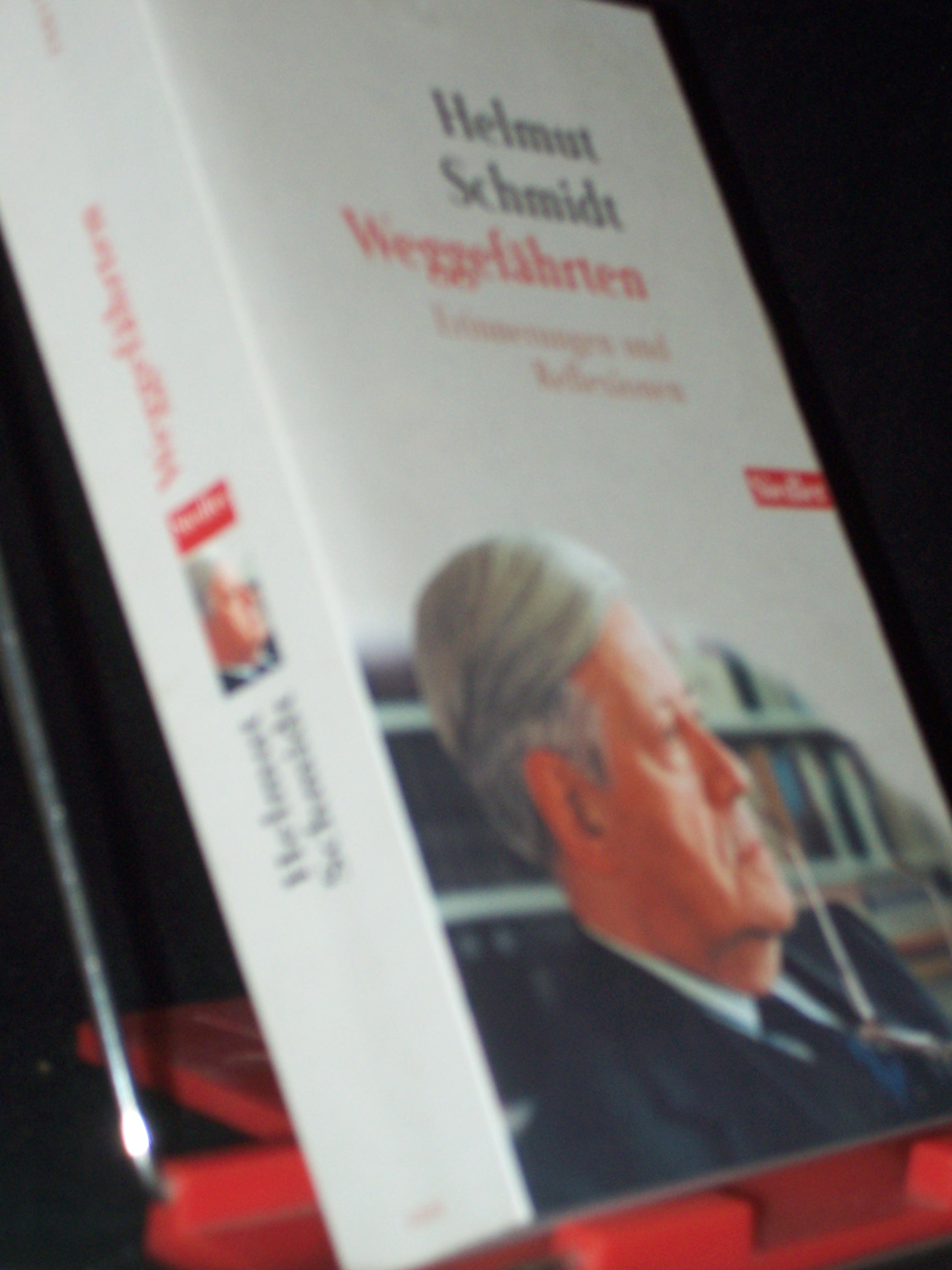 Artikelbild 1 des Artikels “Weggefährten : Erinnerungen und Reflexionen / Helmut Schmidt “