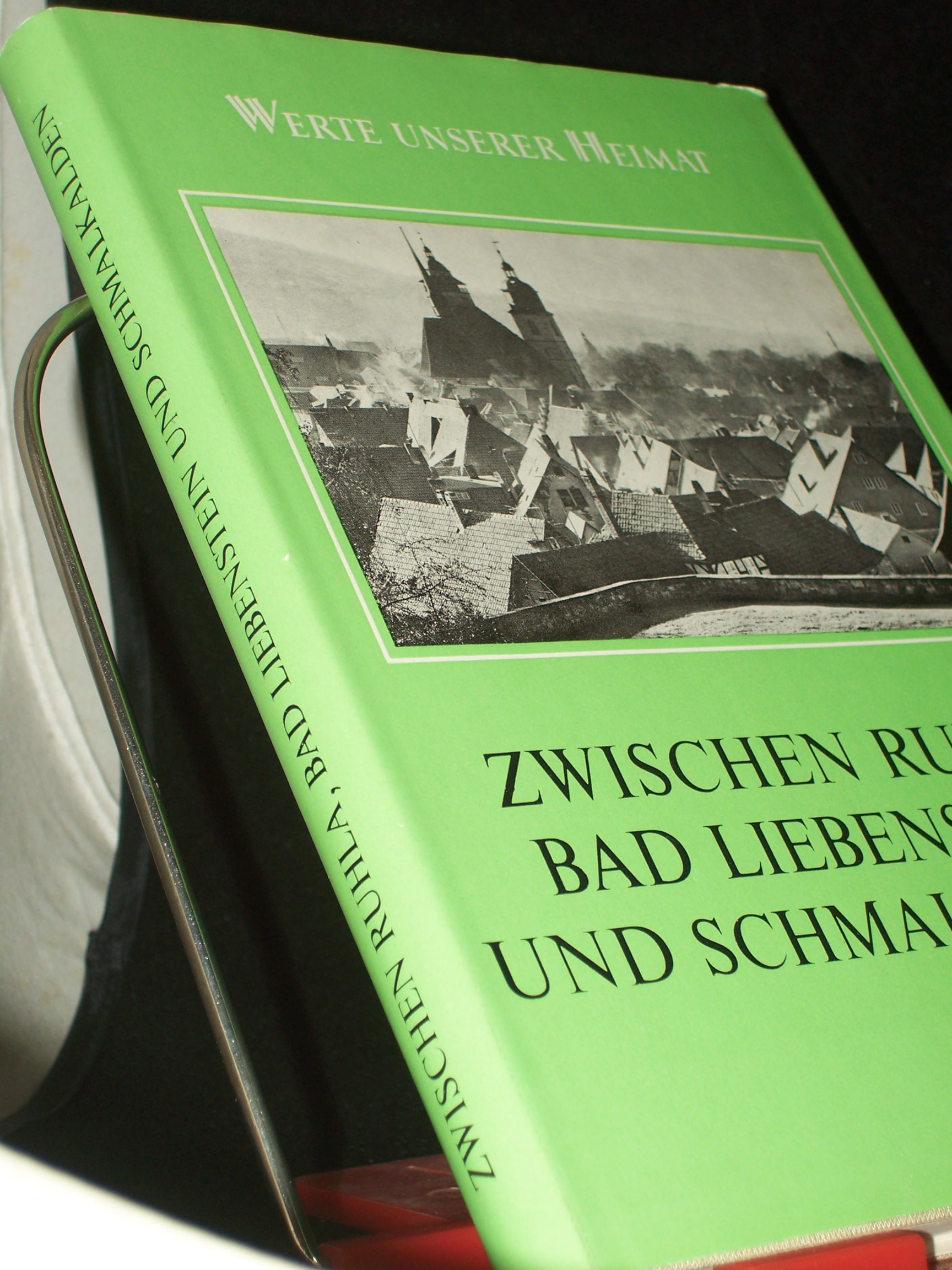 Artikelbild 1 des Artikels “Zwischen Ruhla, Bad Liebenstein und Schmalkalden : Ergebnisse der heimatkundlichen Bestandsaufnahme in den Gebieten Ruhla und Schmalkalden / von e. Autorenkollektiv unter Leitung von Manfred Salzmann “