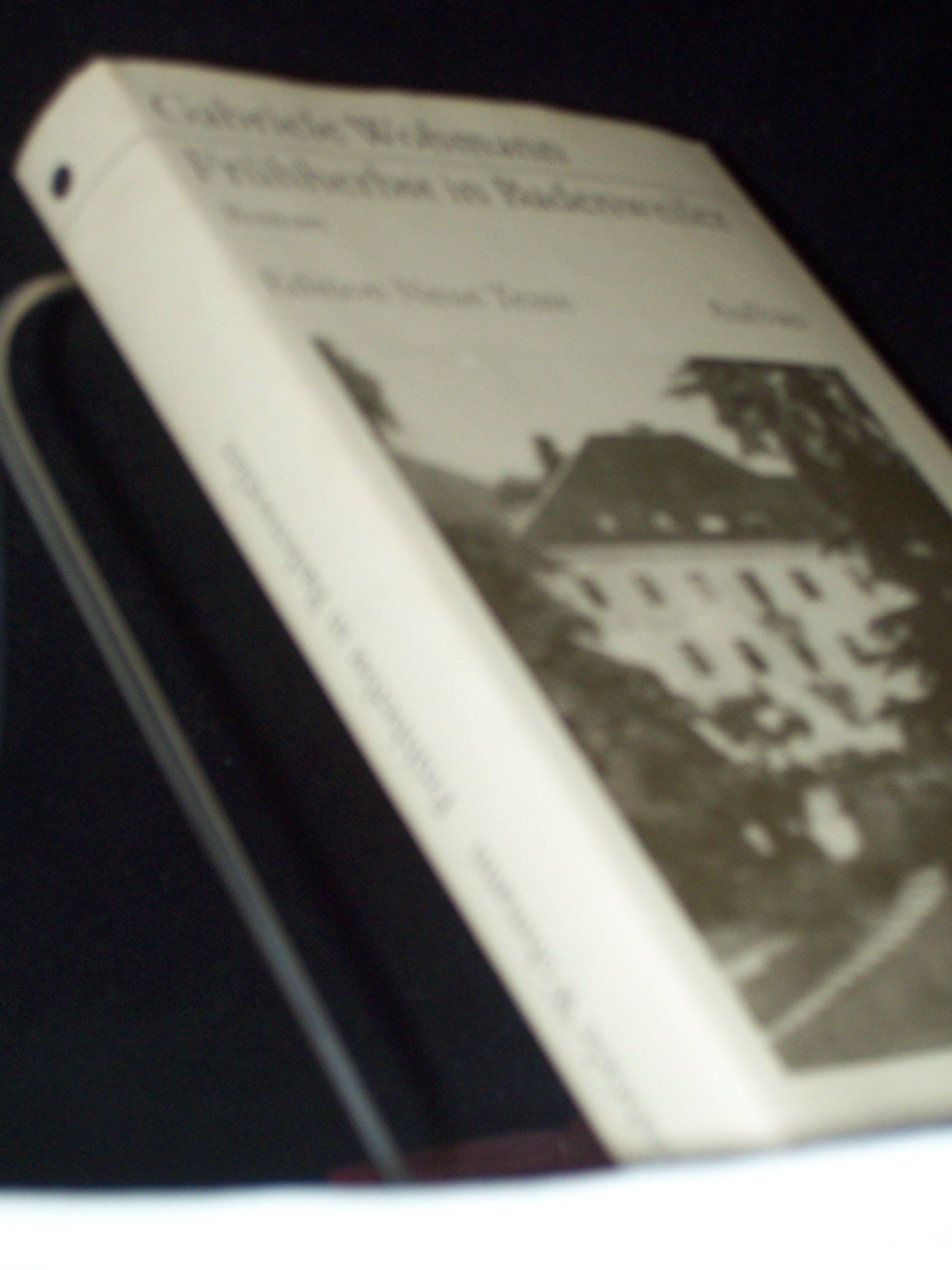 Artikelbild 1 des Artikels “Frühherbst in Badenweiler : Roman / Gabriele Wohmann. [Mit e.
Nachsatz von Wolfgang Kröber] “