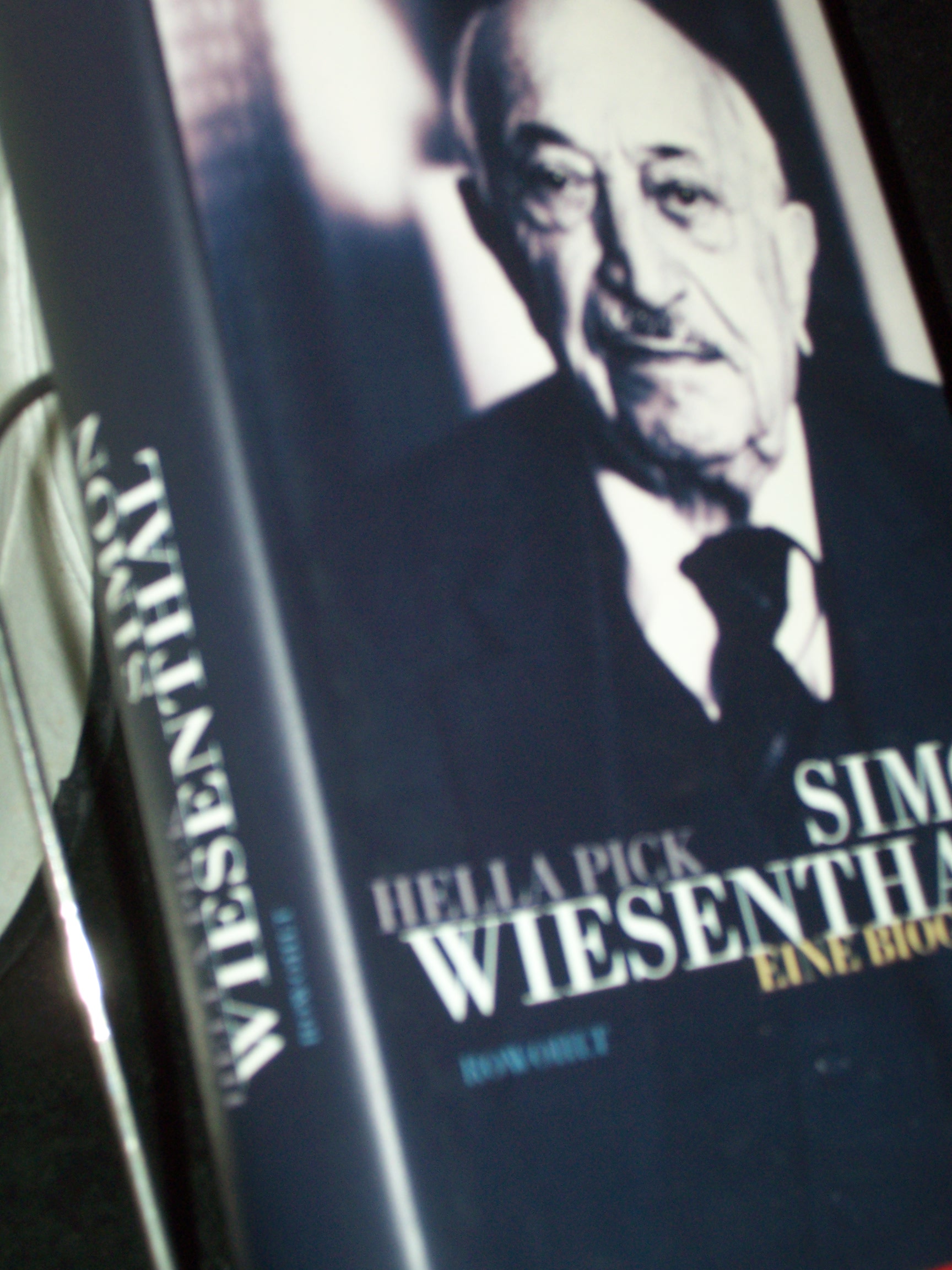 Artikelbild 1 des Artikels “Simon Wiesenthal : eine Biographie / Hella Pick. Dt. von Susanne Klockmann “
