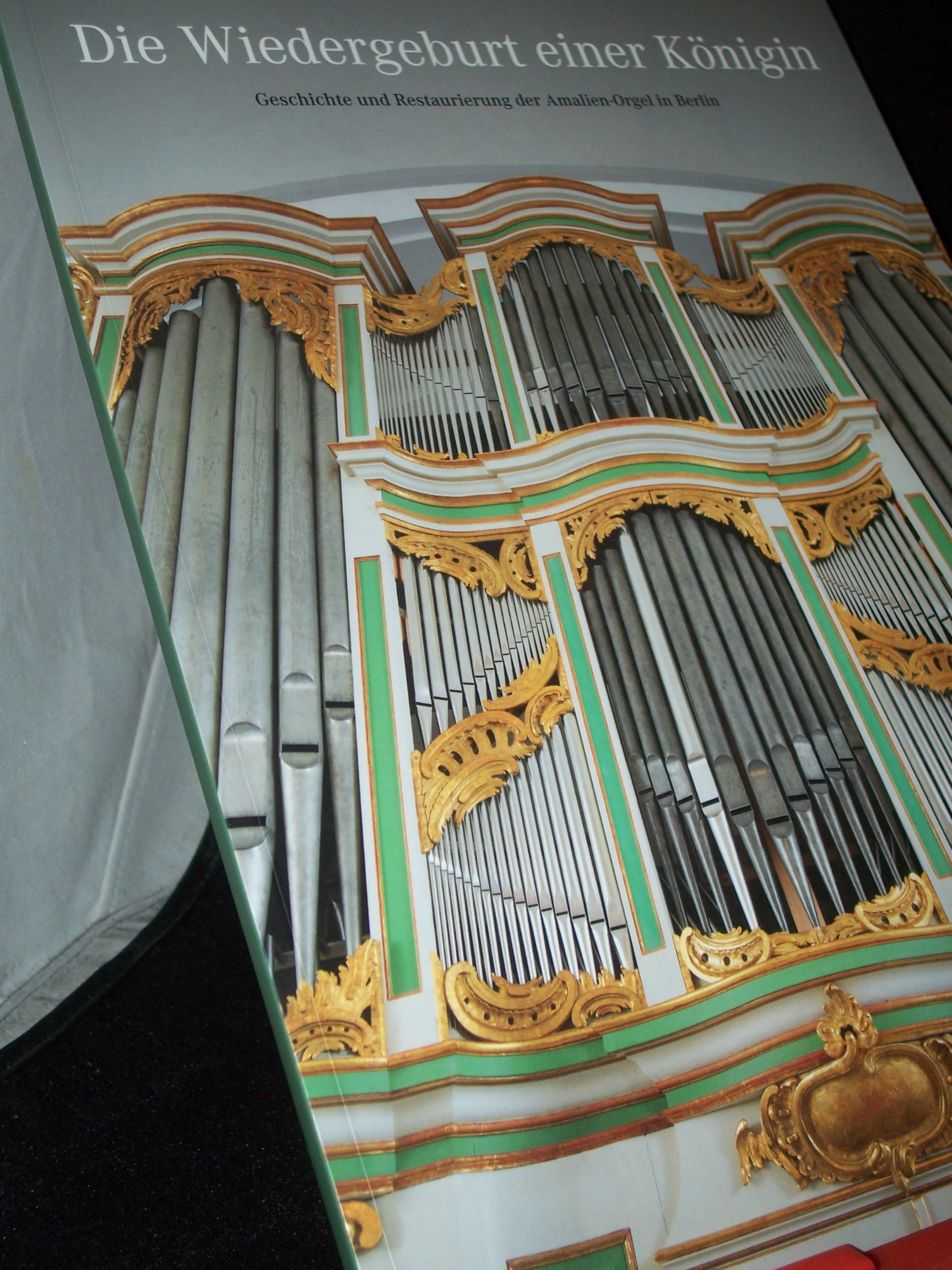 Artikelbild 1 des Artikels “Die Wiedergeburt einer Königin : Geschichte und Restaurierung der Amalien-Orgel in Berlin ; Festschrift zur Wiedereinweihe am 10. Dezember 2010 / [Hrsg. Franz Bullmann im Auftr. der Evangelischen Paul-Gerhardt-Kirchengemeinde Lichtenberg] “