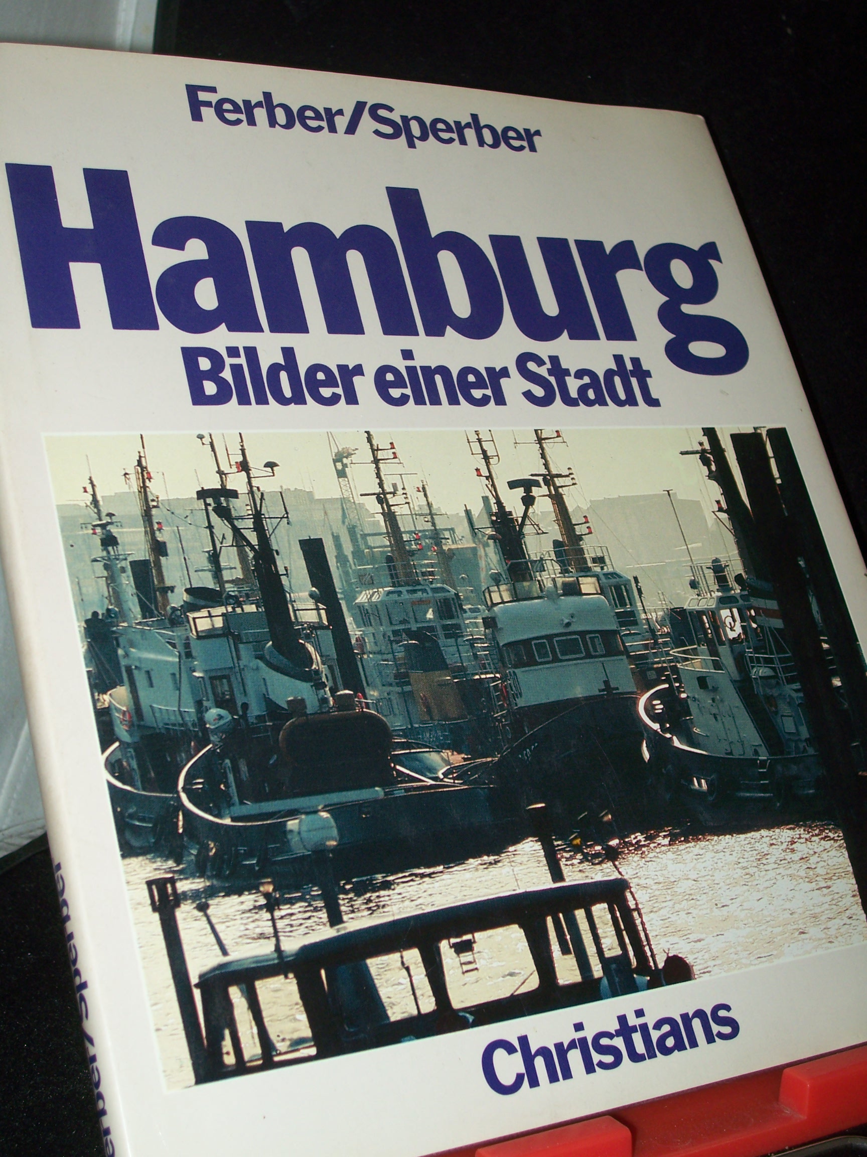 Artikelbild 1 des Artikels “Hamburg : Bilder e. Stadt / Christian Ferber ; Achim Sperber “