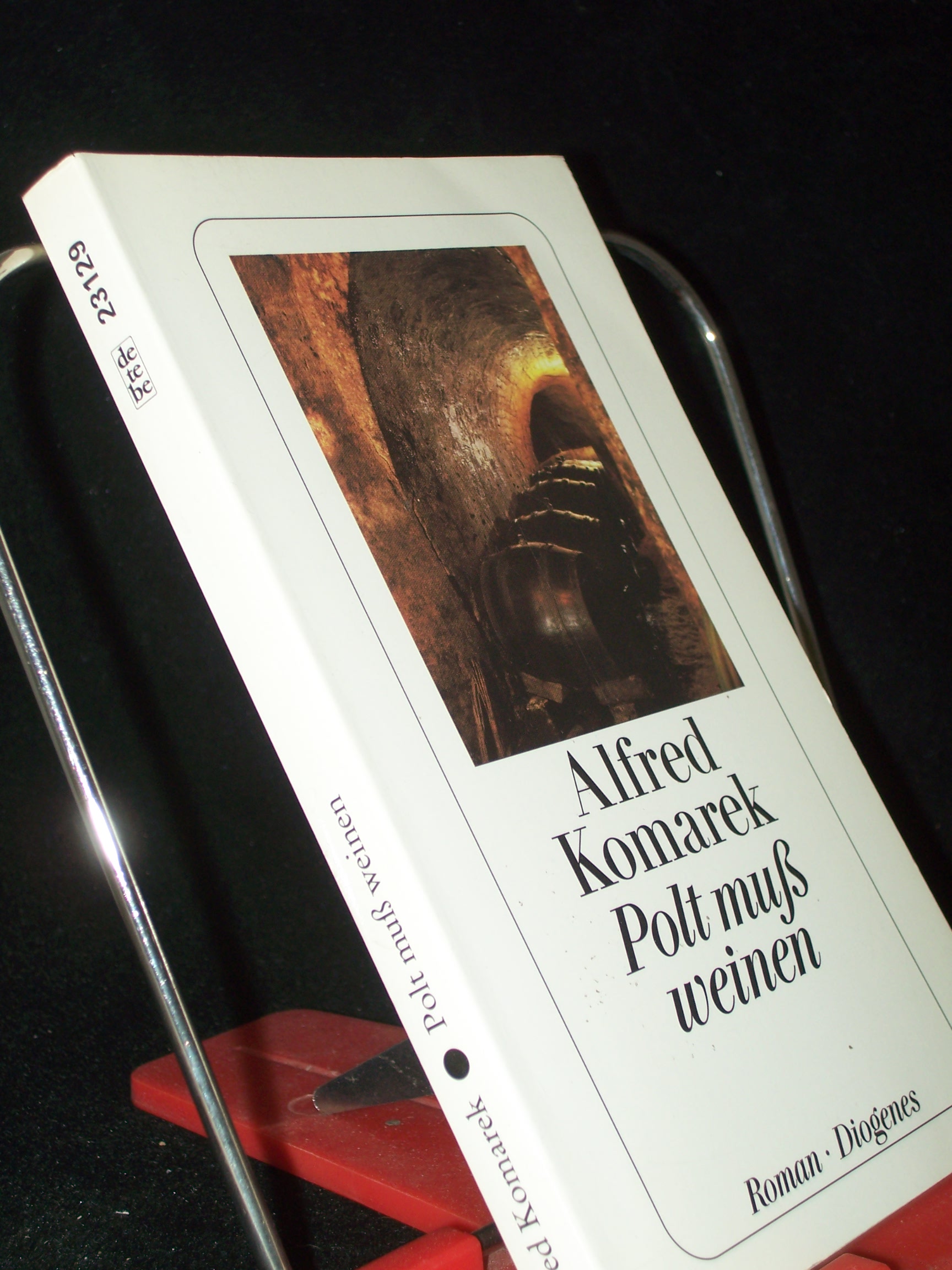 Artikelbild 1 des Artikels “Polt muß weinen : Roman / Alfred Komarek “