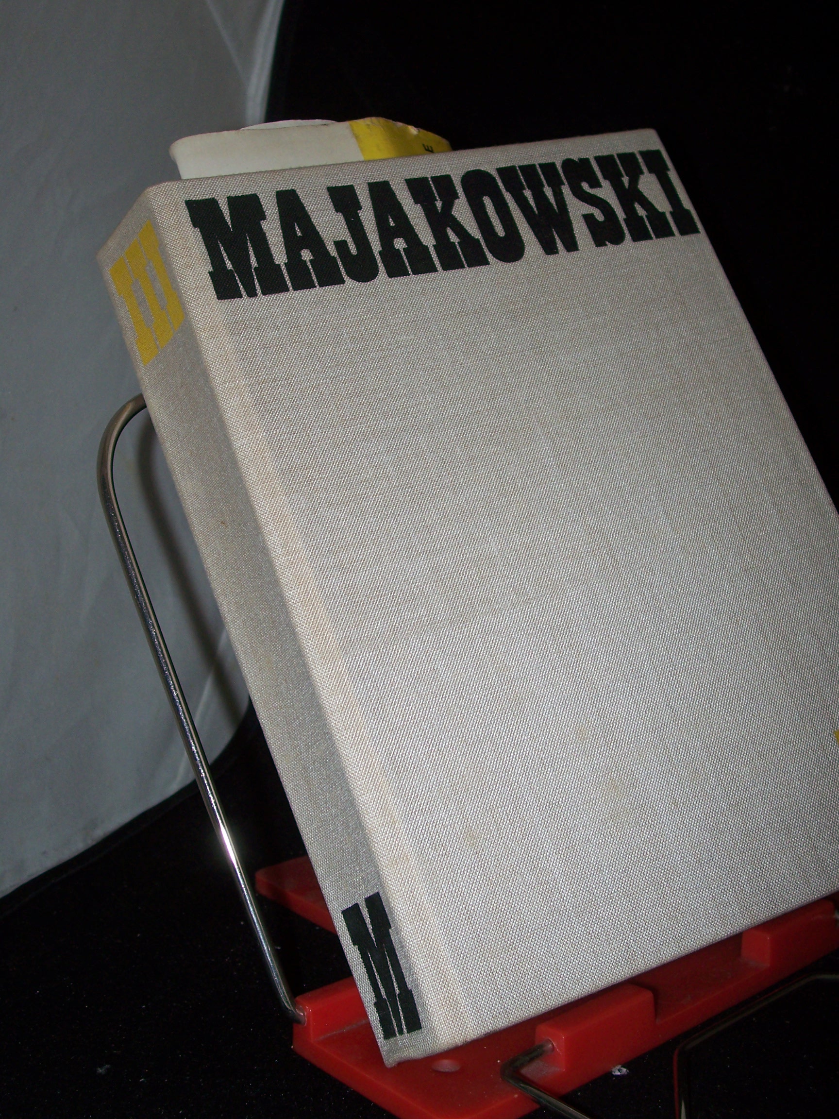 Artikelbild 1 des Artikels “Majakowski, Wladimir: Ausgewählte Werke Teil: 3., Stücke / Bühnenwerke u. Filmszenarien nachgedichtet von Hugo Huppert. [Mit Anm. u.e. Bibliographie d. Hrsg. sowie 41 Abb.] “